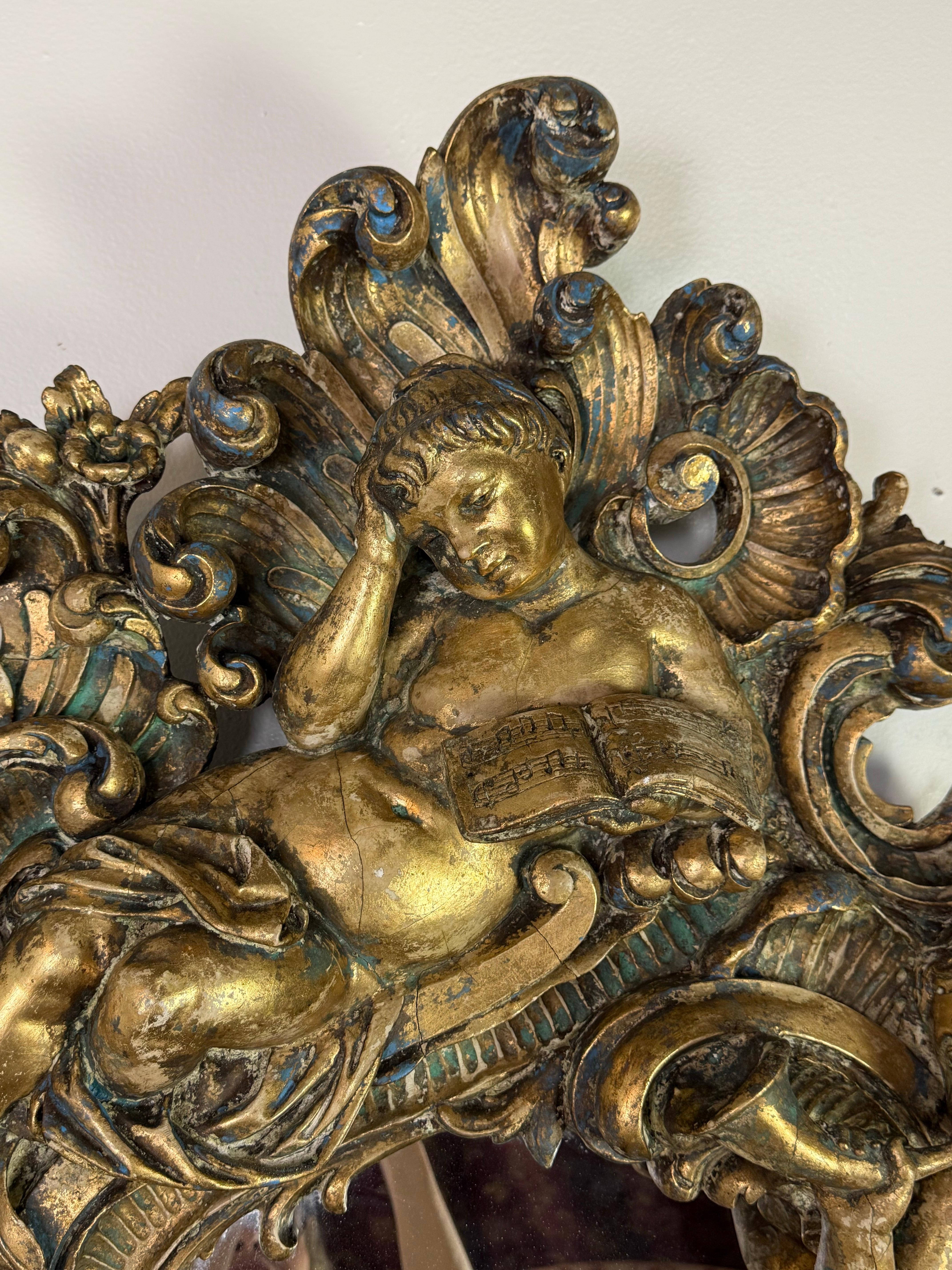 Italiano Specchio figurativo in legno dorato rococò italiano del XIX secolo in vendita