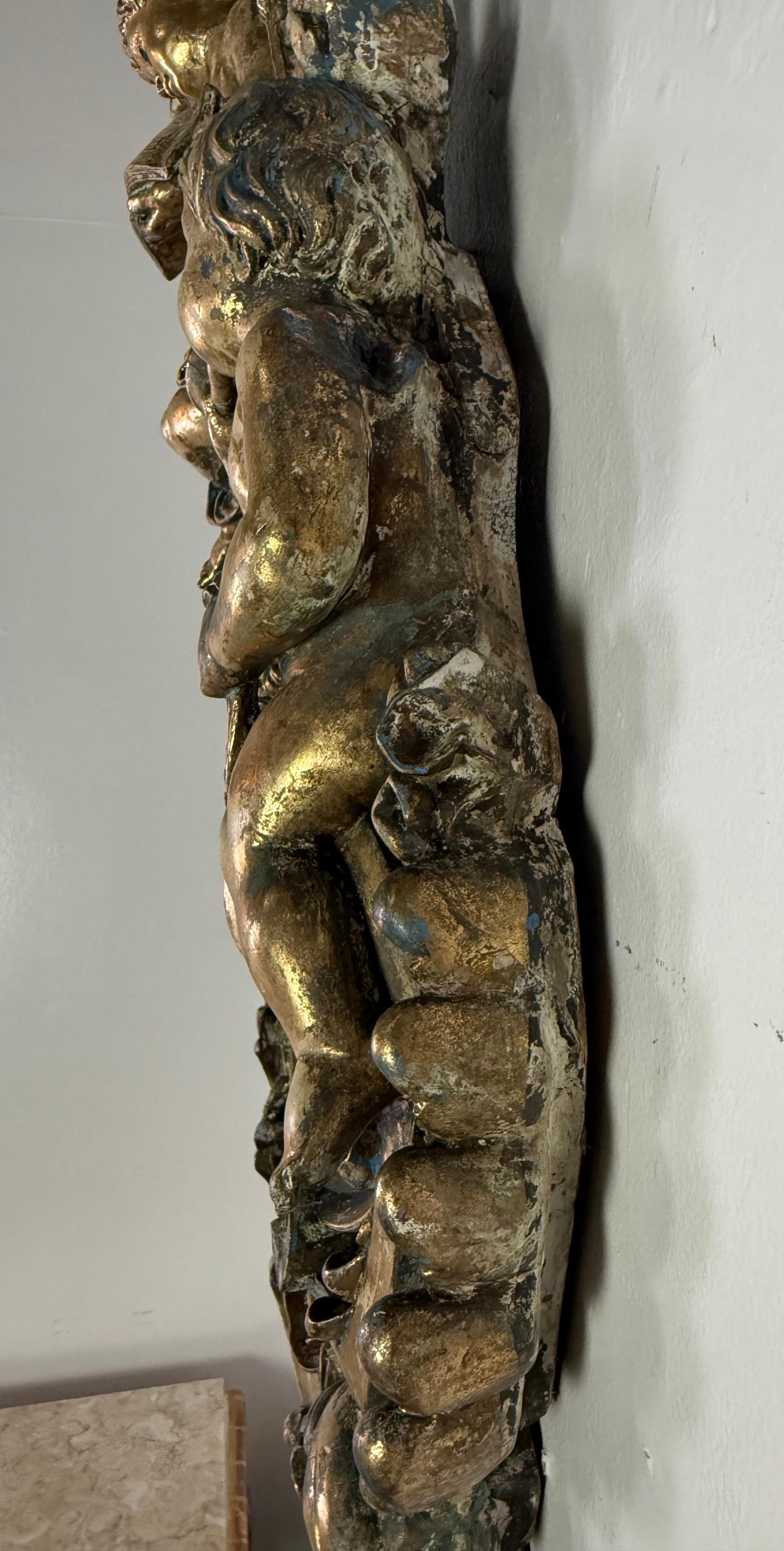 Gesso Specchio figurativo in legno dorato rococò italiano del XIX secolo in vendita