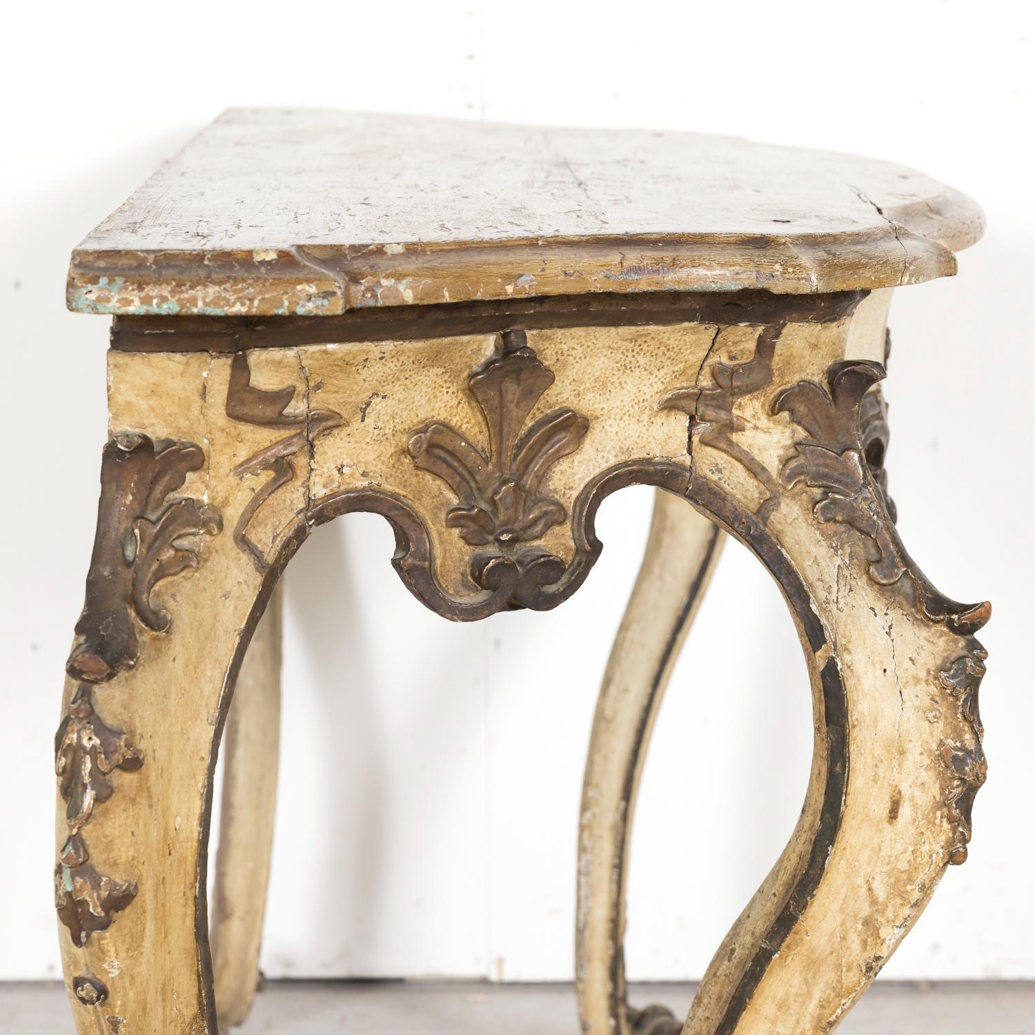 Table console italienne de style rococo du 19ème siècle peinte et dorée à la feuille en vente 7