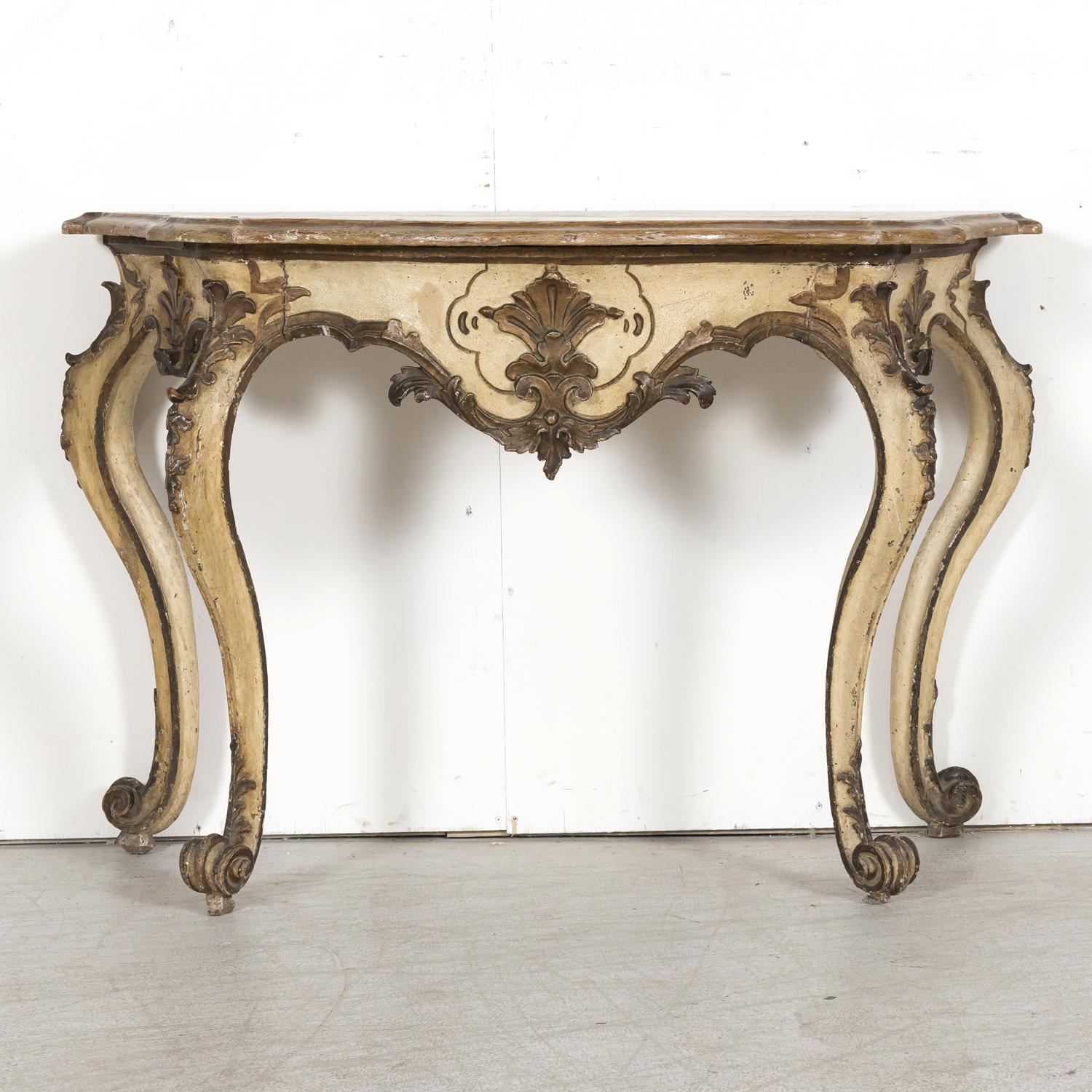 Rococo Table console italienne de style rococo du 19ème siècle peinte et dorée à la feuille en vente