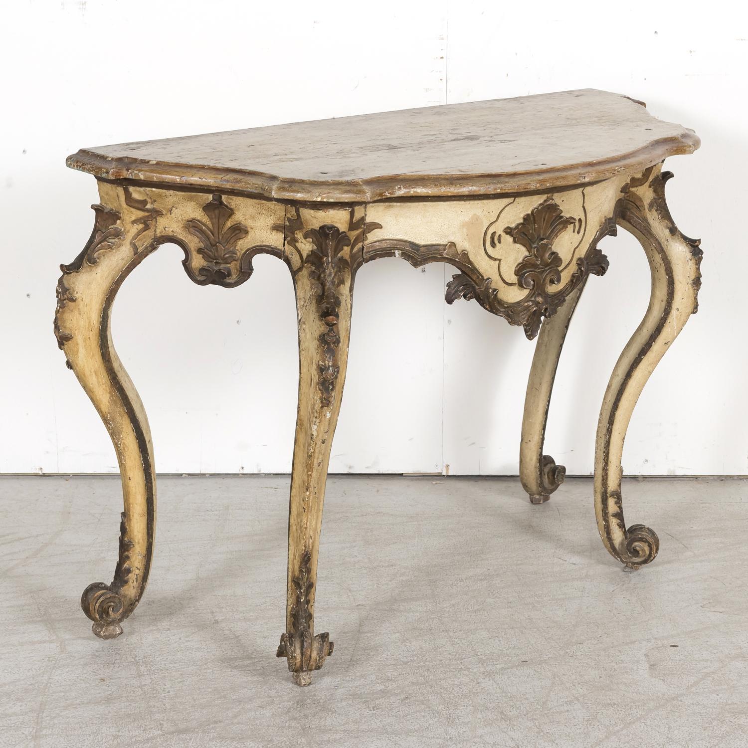 Peint à la main Table console italienne de style rococo du 19ème siècle peinte et dorée à la feuille en vente