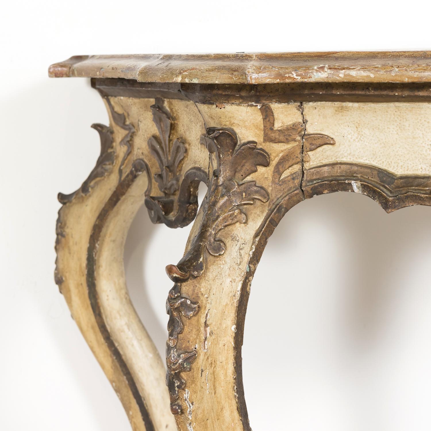 Bois Table console italienne de style rococo du 19ème siècle peinte et dorée à la feuille en vente