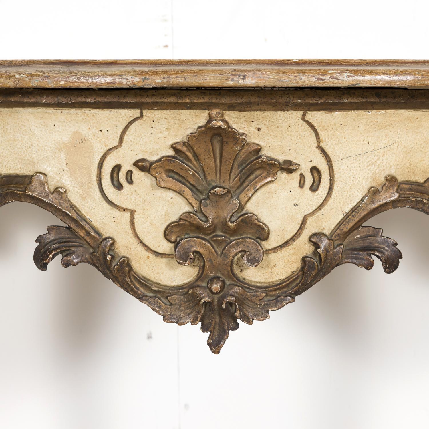 Table console italienne de style rococo du 19ème siècle peinte et dorée à la feuille en vente 1