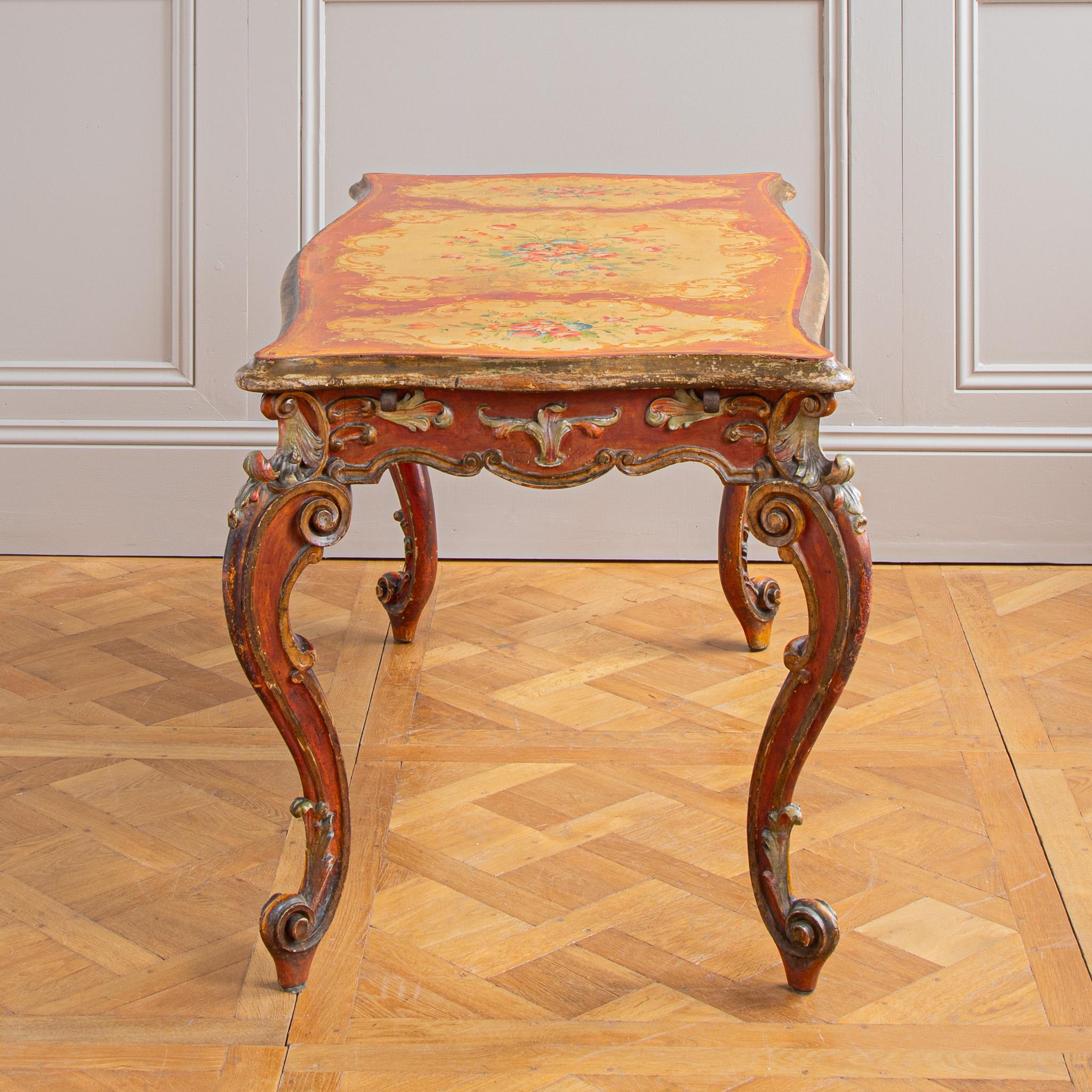  Table rococo italienne du 19ème siècle peinte dans le style vénitien en vente 4