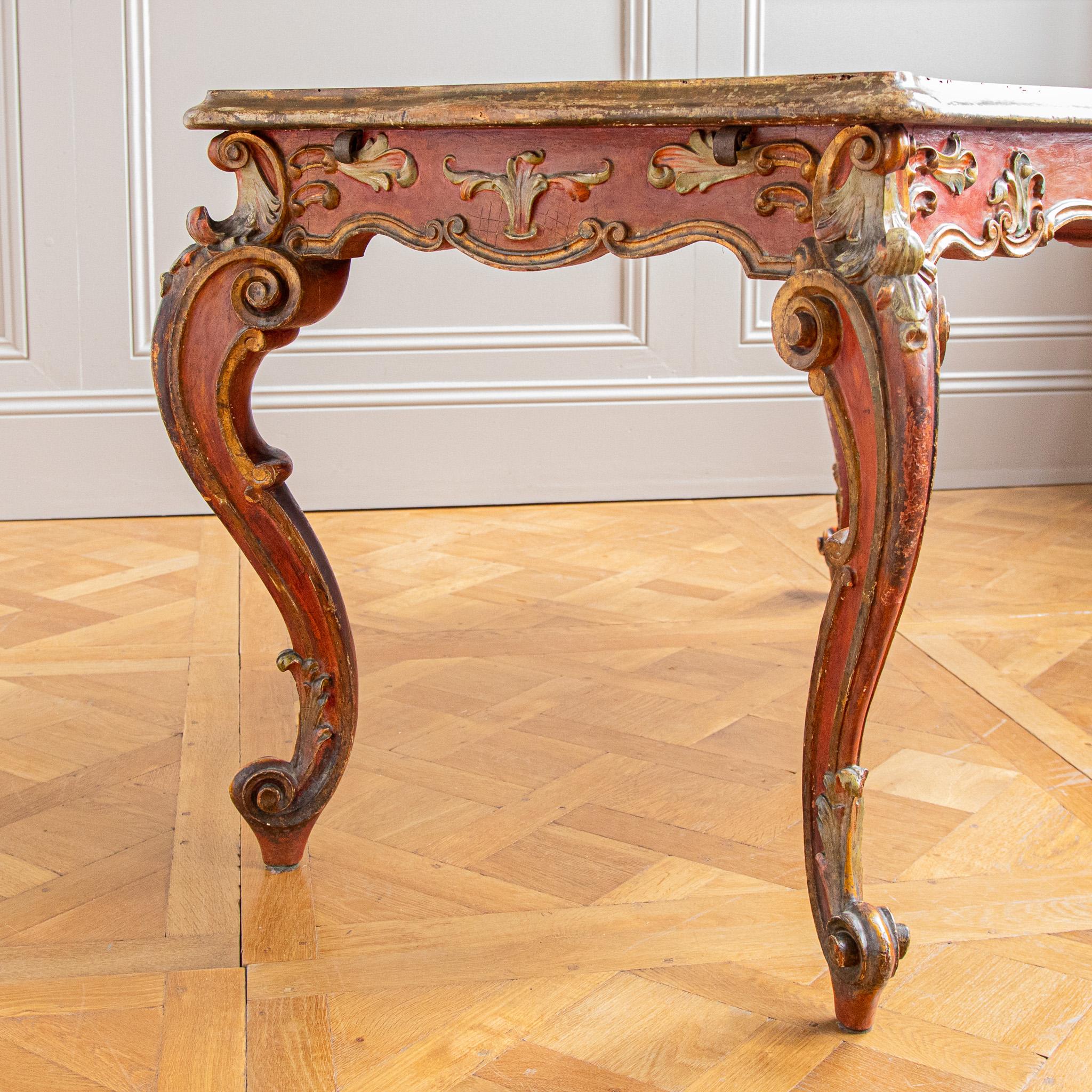 Bois de feuillus  Table rococo italienne du 19ème siècle peinte dans le style vénitien en vente