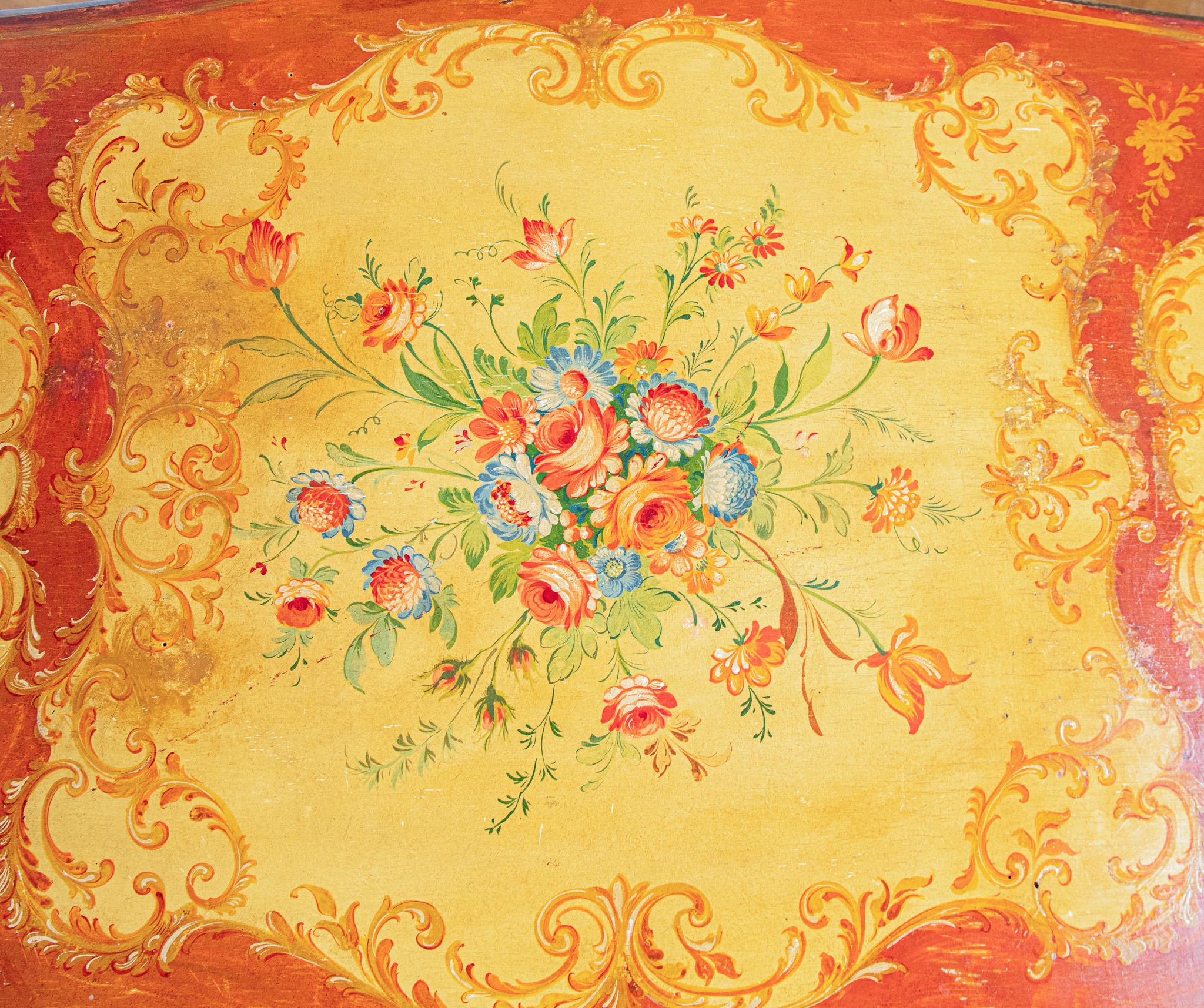  Table rococo italienne du 19ème siècle peinte dans le style vénitien en vente 1