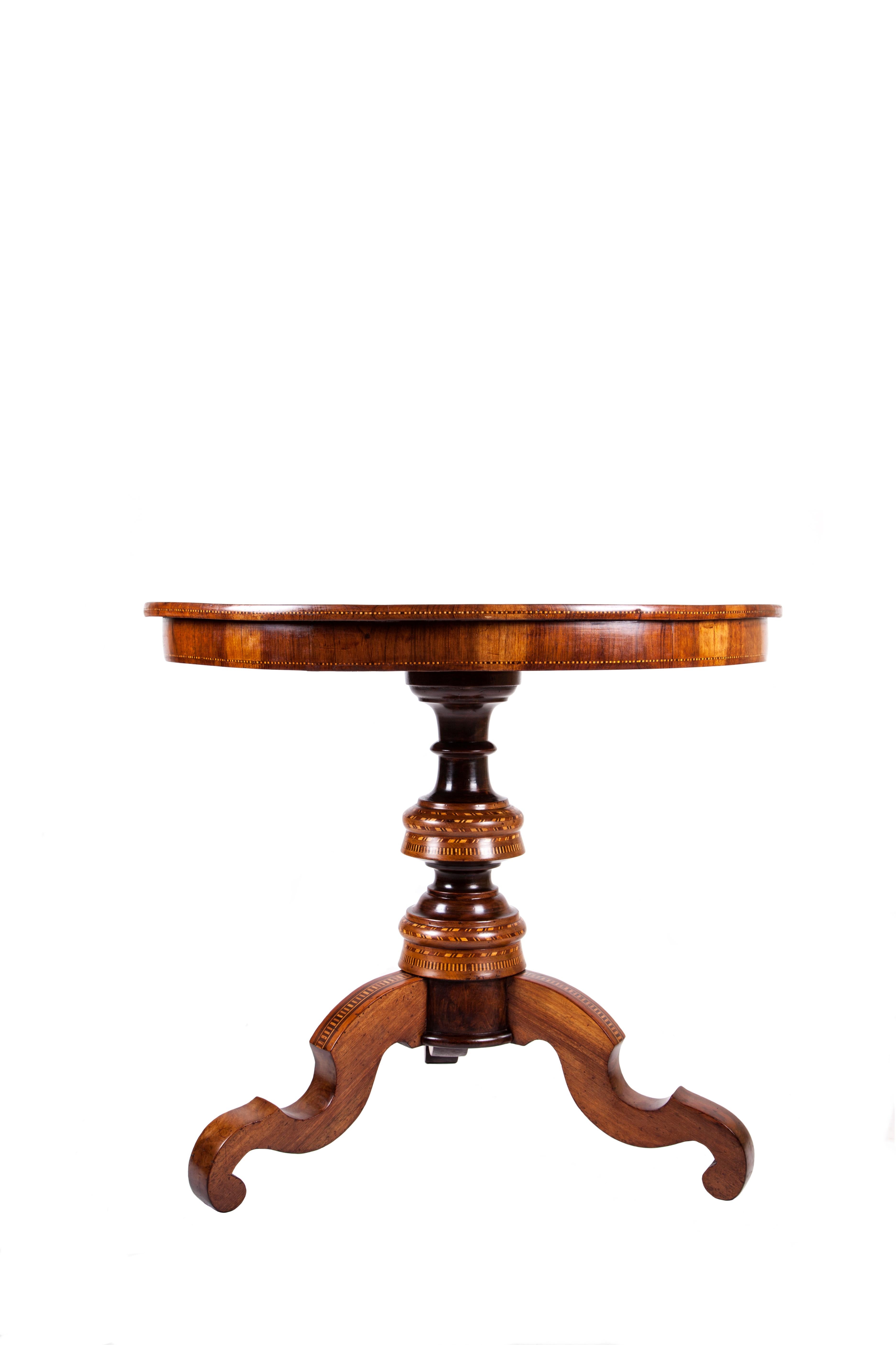 19th century Italian rolo inlaid coffee table. Made of walnut wood and inlaid in the Sorrento-school's manner, at the end of the 19th century, with a round shape. Restored and finished with shellac.