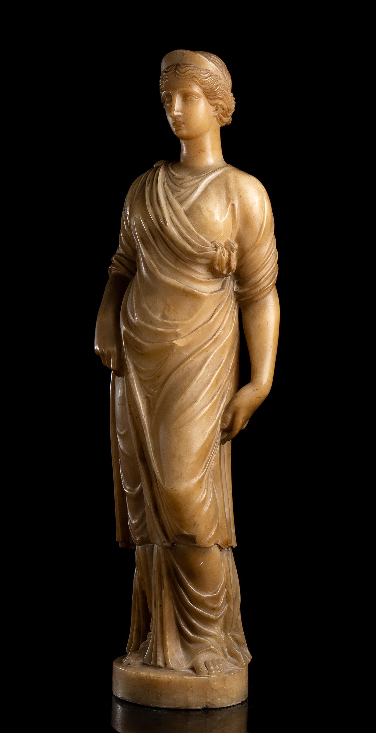 Exceptionnelle statue romaine en albâtre, provenance italienne, début du 19e siècle, période 1800-1810 ca.
La statue d'albâtre représente une vestale du temple, vêtue d'un costume romain antique.
De grande taille et d'une grande qualité de