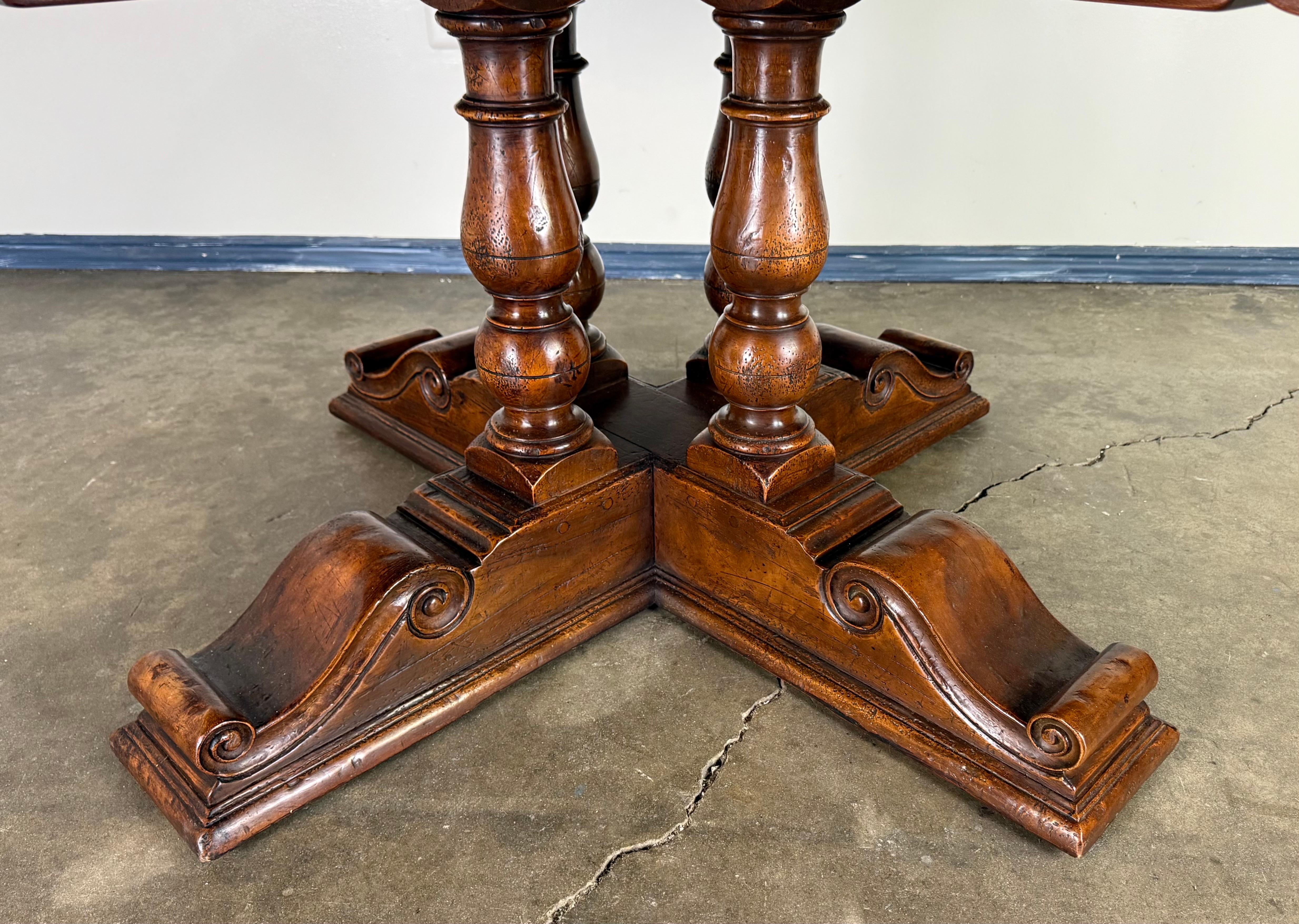 Table de salle à manger ronde italienne du 19e siècle en noyer avec motifs d'étoiles incrustés en vente 4