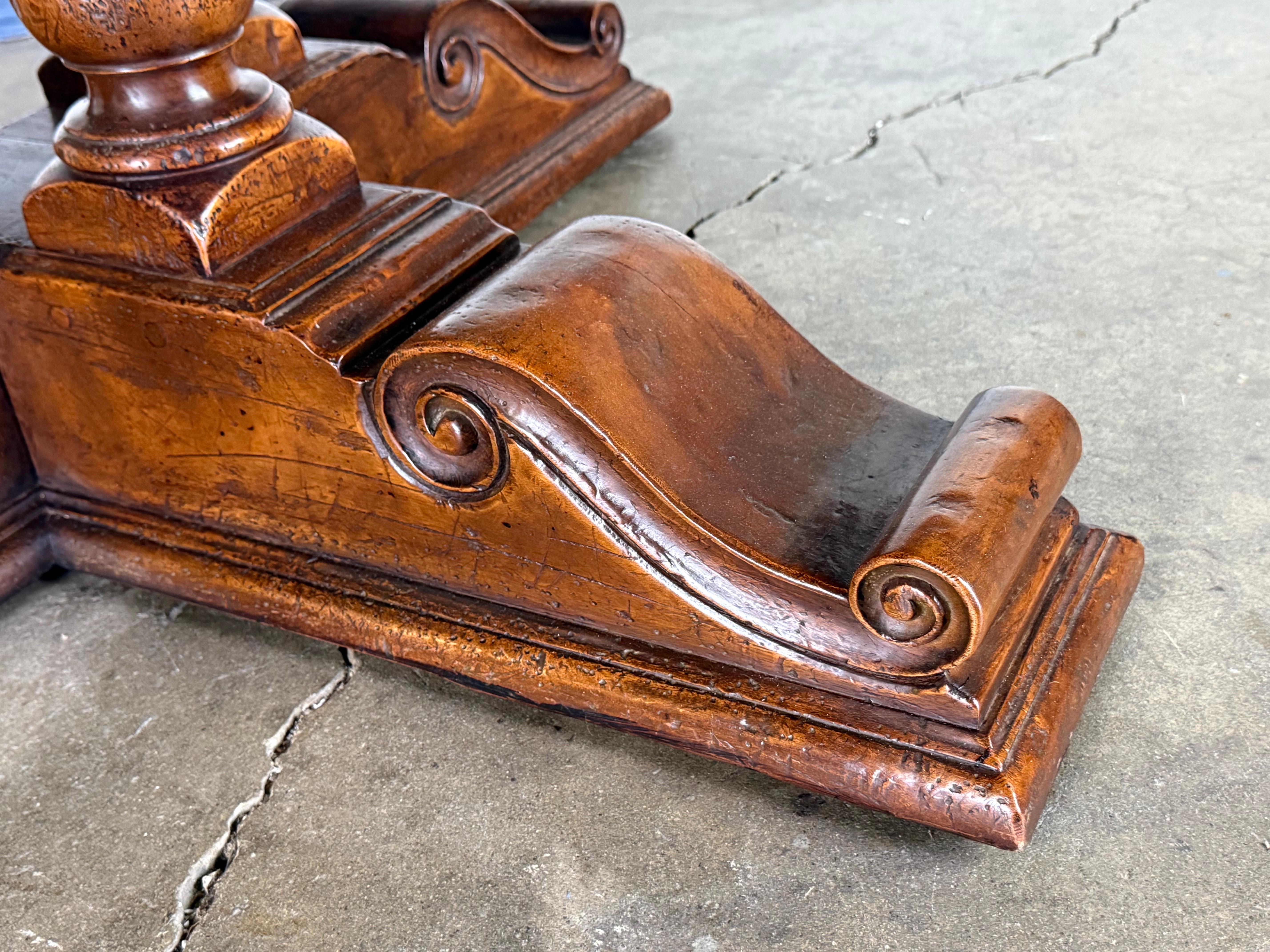 Table de salle à manger ronde italienne du 19e siècle en noyer avec motifs d'étoiles incrustés en vente 5
