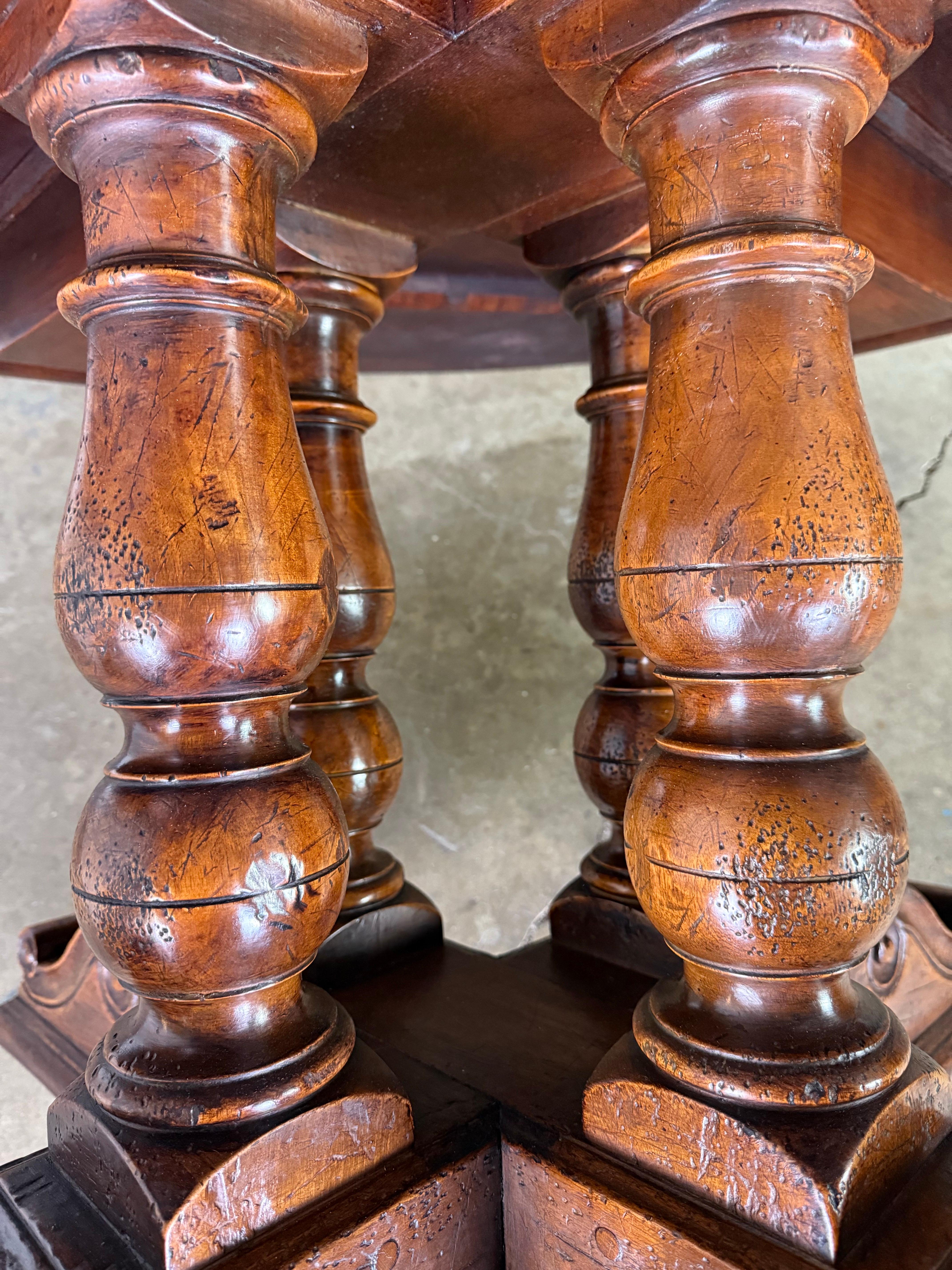 Table de salle à manger ronde italienne du 19e siècle en noyer avec motifs d'étoiles incrustés en vente 6