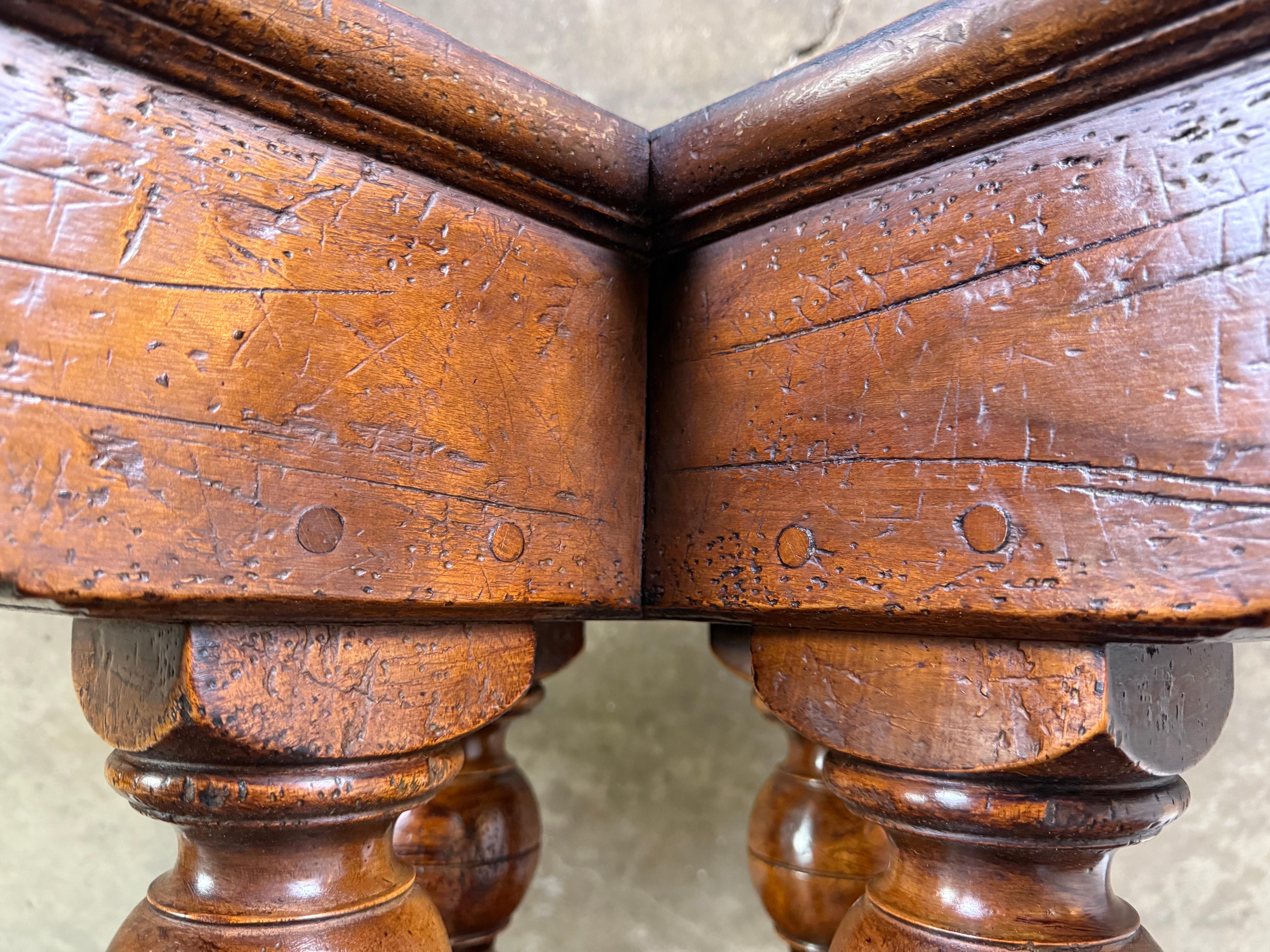 Table de salle à manger ronde italienne du 19e siècle en noyer avec motifs d'étoiles incrustés en vente 8