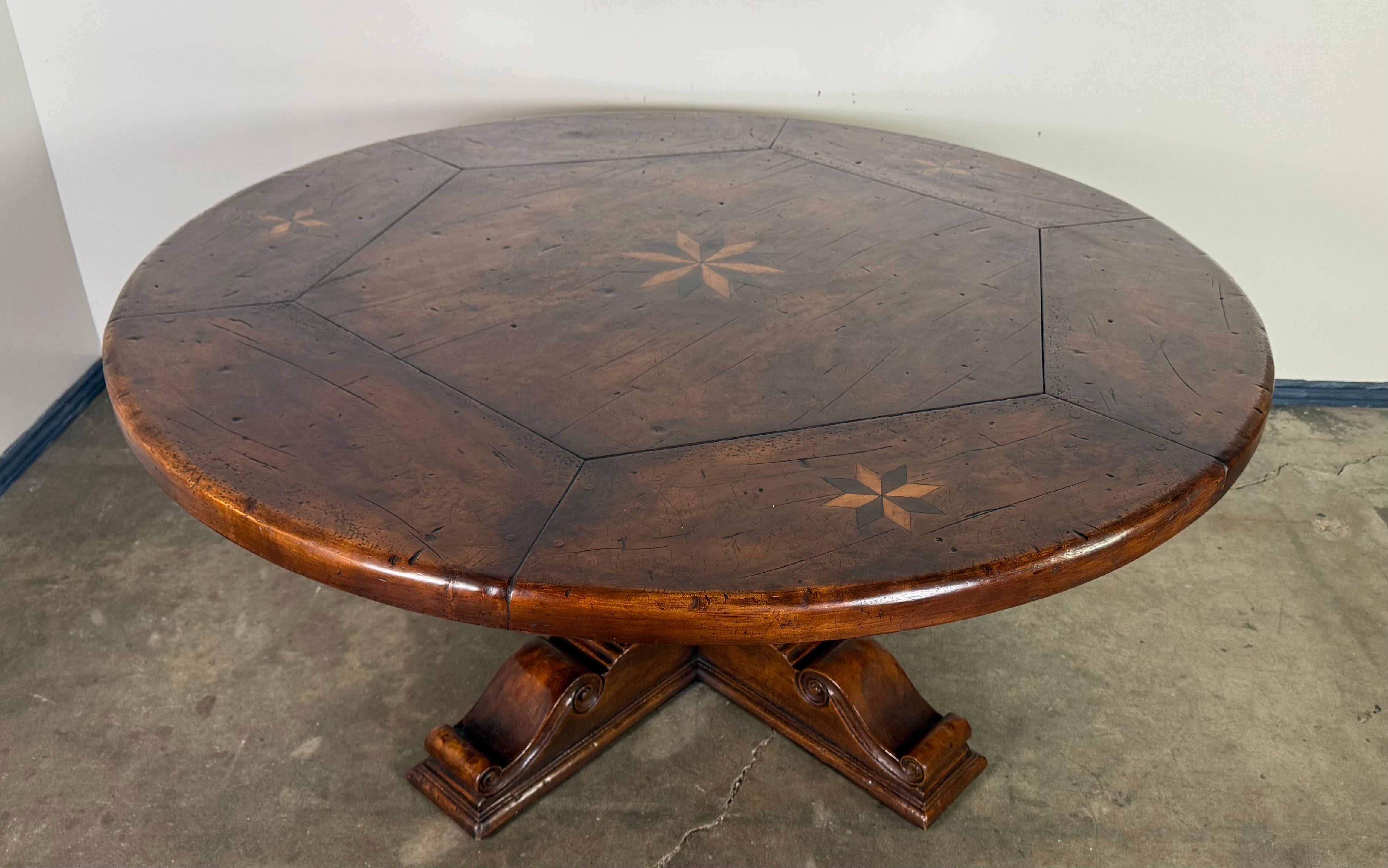 Table de salle à manger ronde italienne du 19e siècle en noyer avec motifs d'étoiles incrustés et piédestal sculpté

Une table ronde italienne du XIXe siècle magnifiquement travaillée, avec des motifs d'étoiles incrustés et une surface en noyer