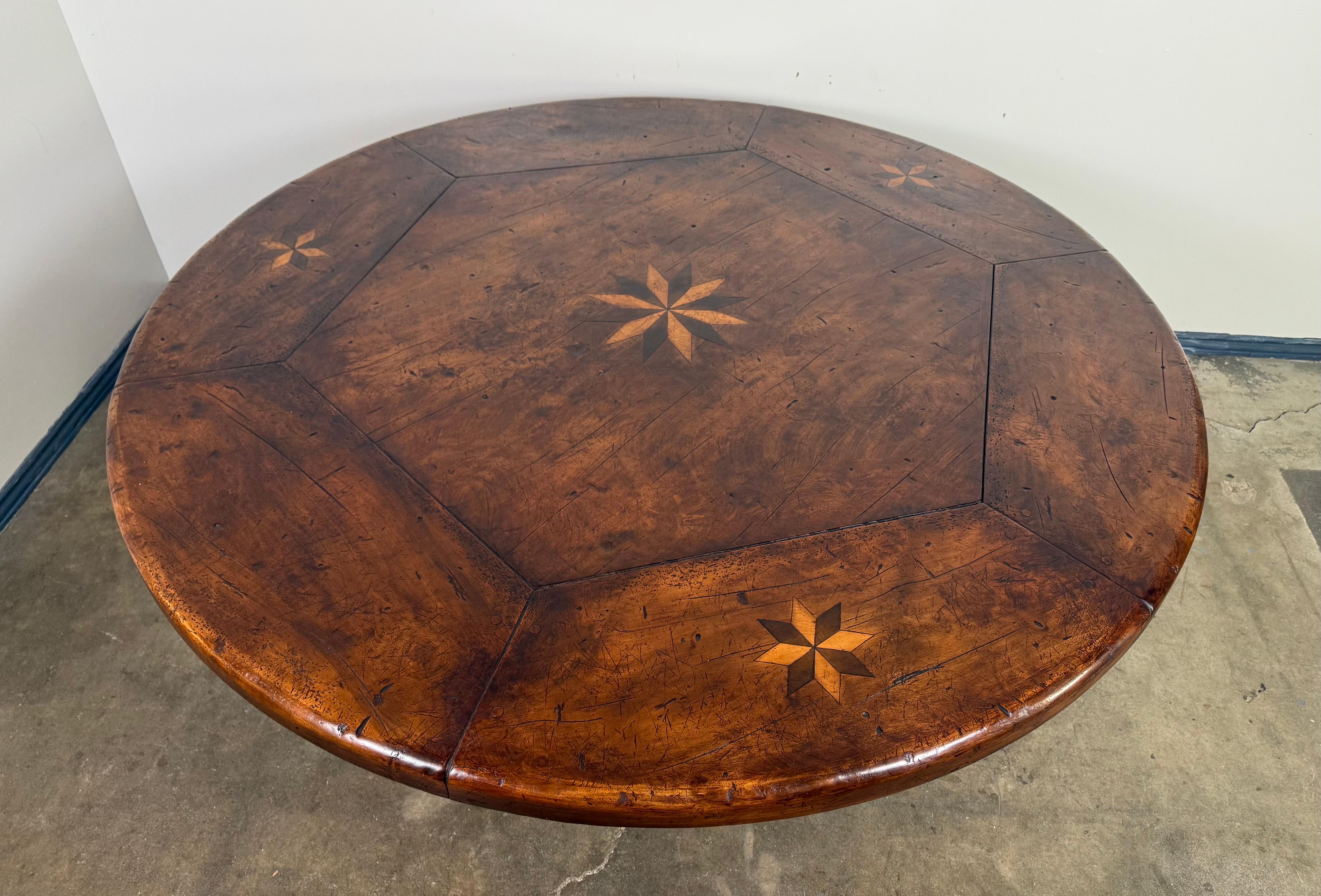 Baroque Table de salle à manger ronde italienne du 19e siècle en noyer avec motifs d'étoiles incrustés en vente