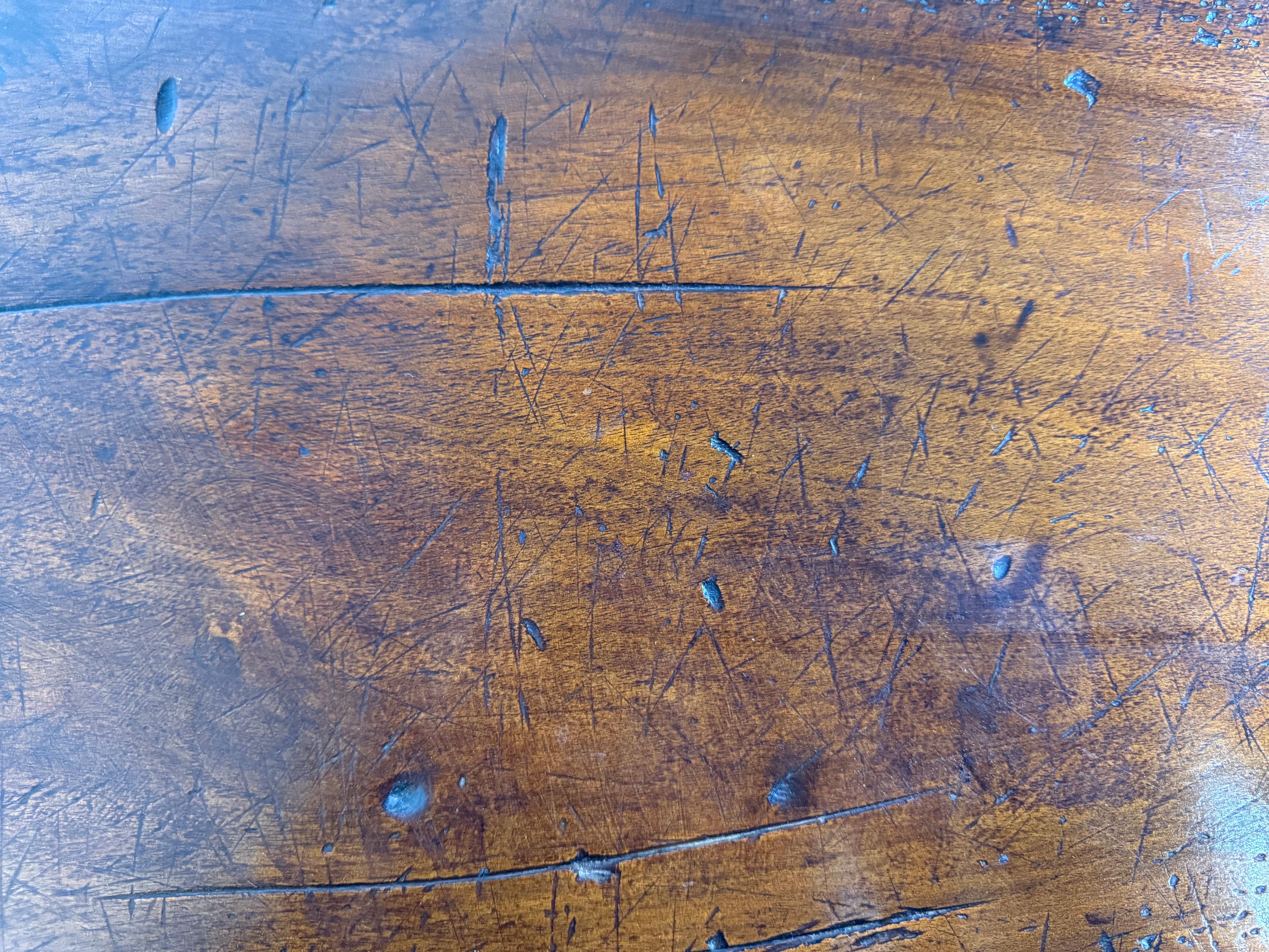 Table de salle à manger ronde italienne du 19e siècle en noyer avec motifs d'étoiles incrustés Abîmé - En vente à Los Angeles, CA