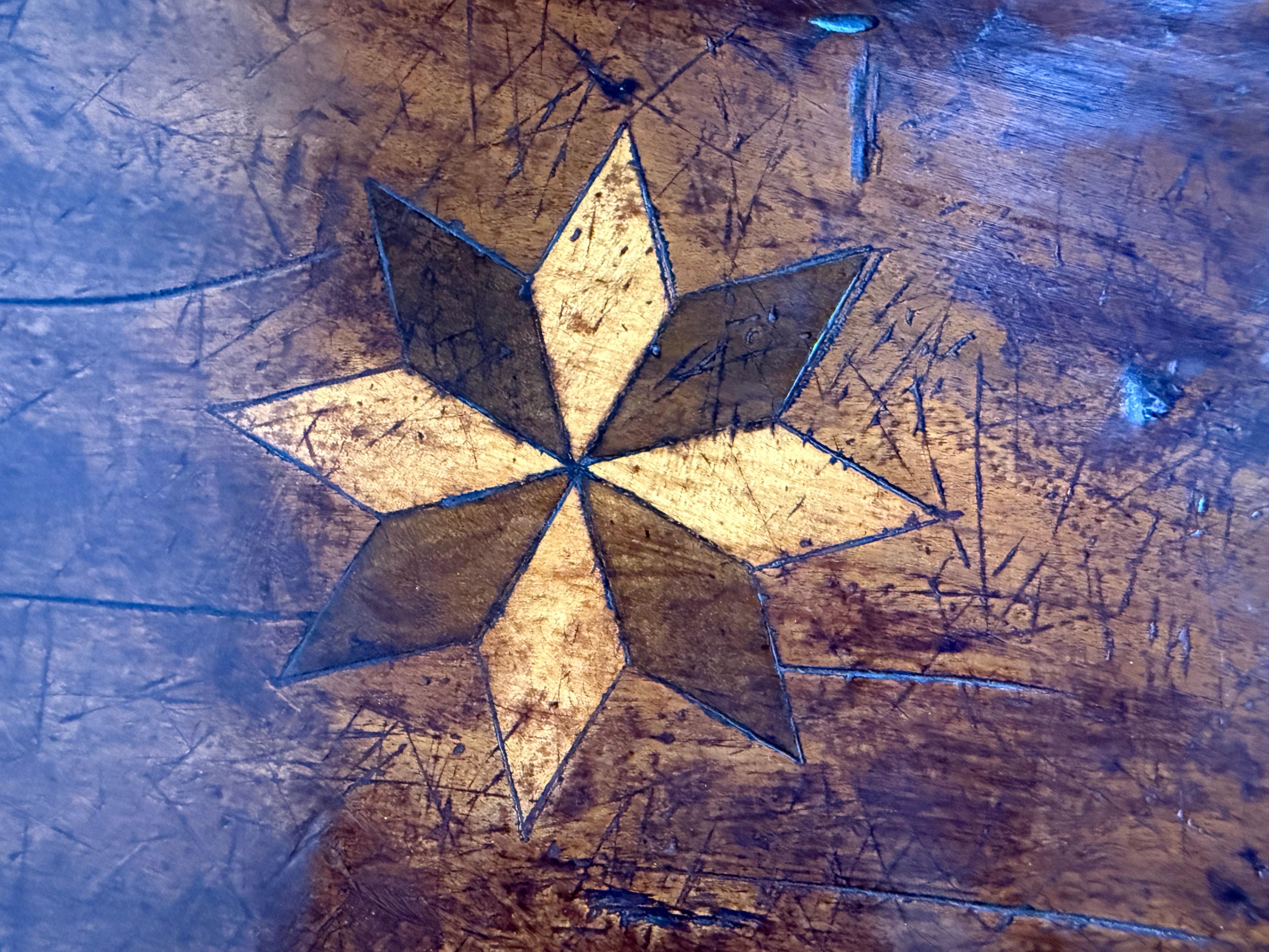 Table de salle à manger ronde italienne du 19e siècle en noyer avec motifs d'étoiles incrustés en vente 1