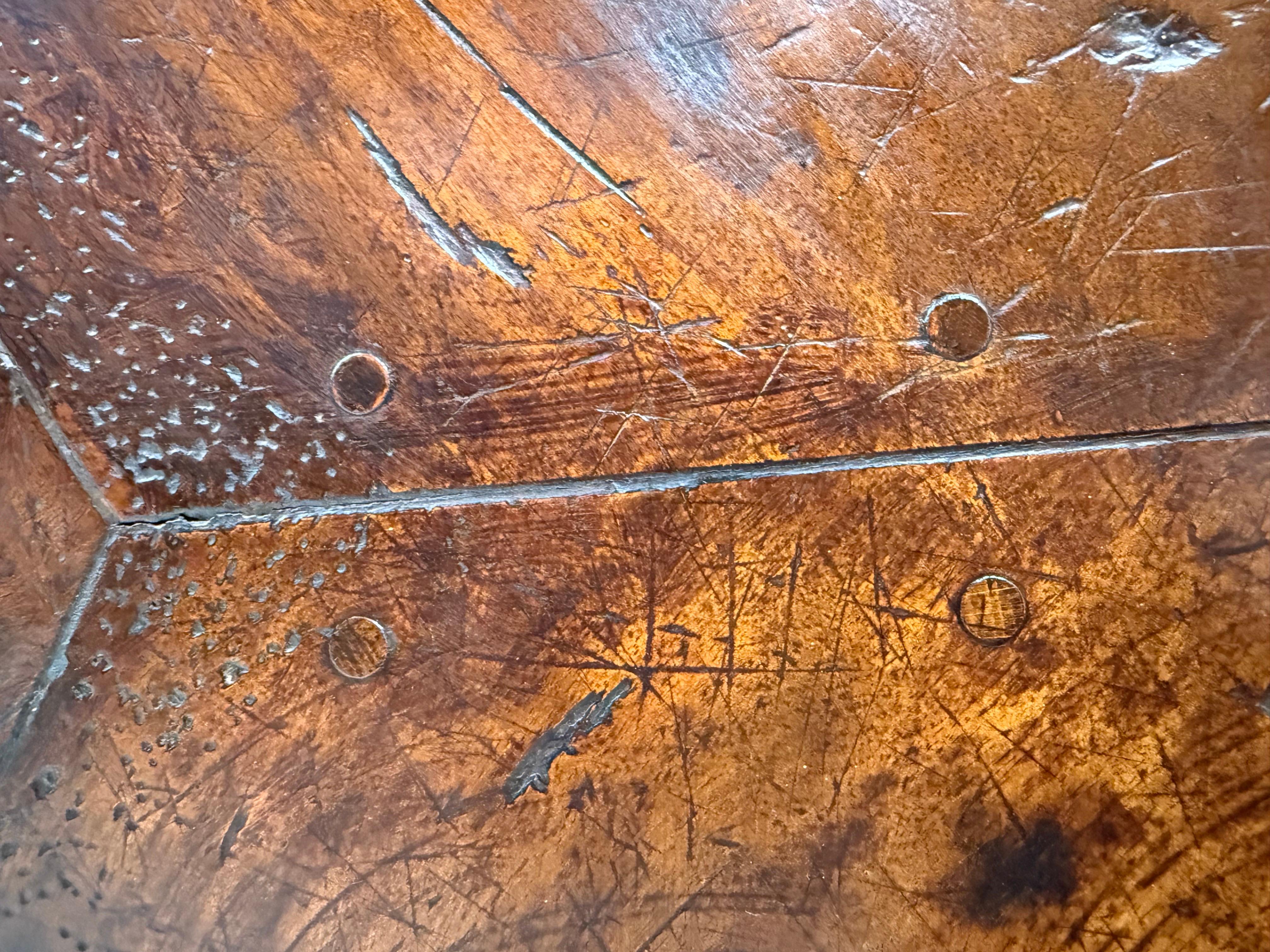 Table de salle à manger ronde italienne du 19e siècle en noyer avec motifs d'étoiles incrustés en vente 2