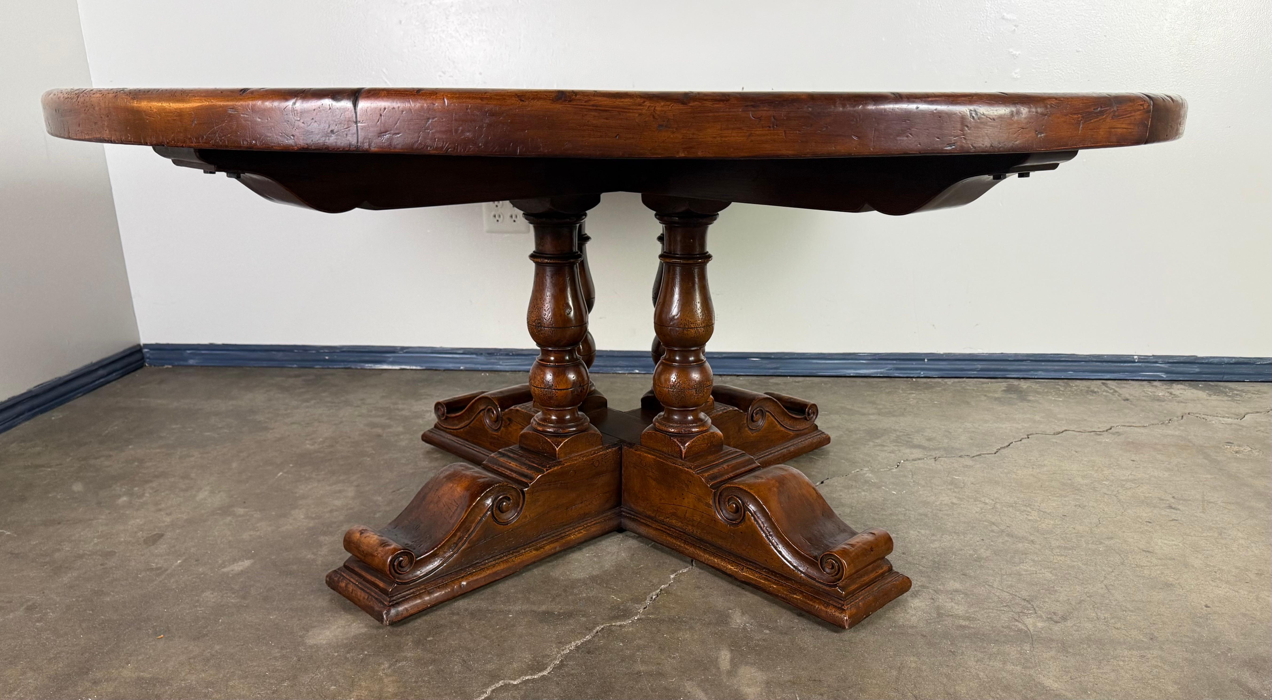 Table de salle à manger ronde italienne du 19e siècle en noyer avec motifs d'étoiles incrustés en vente 3