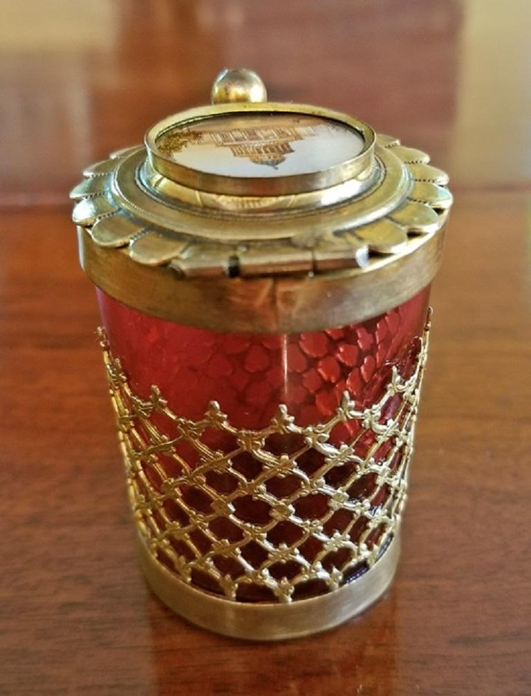 Caja italiana de cristal rubí del siglo XIX con miniatura de basílica Vaticano en venta