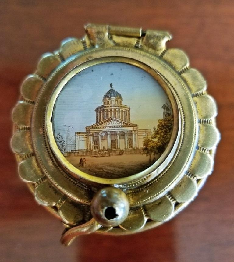 Italienische Rubinglasdose des 19. Jahrhunderts mit Miniatur einer Basilika (Handbemalt) im Angebot
