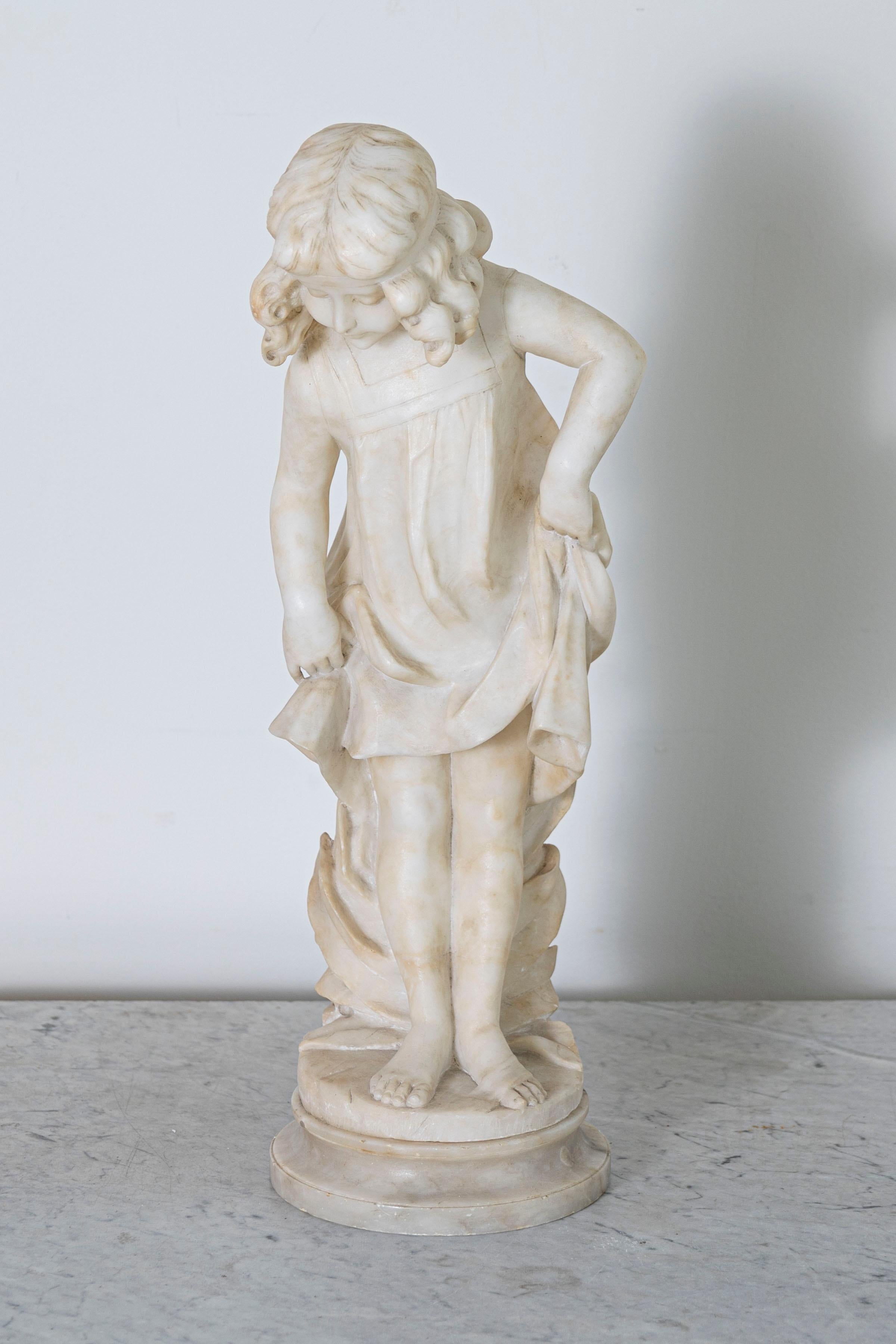 Questa squisita scultura in alabastro di una giovane ragazza, una creazione italiana della seconda metà del XIX secolo (circa 1850-1900), è stata magistralmente riportata al suo fascino originale. La delicata lavorazione artigianale cattura