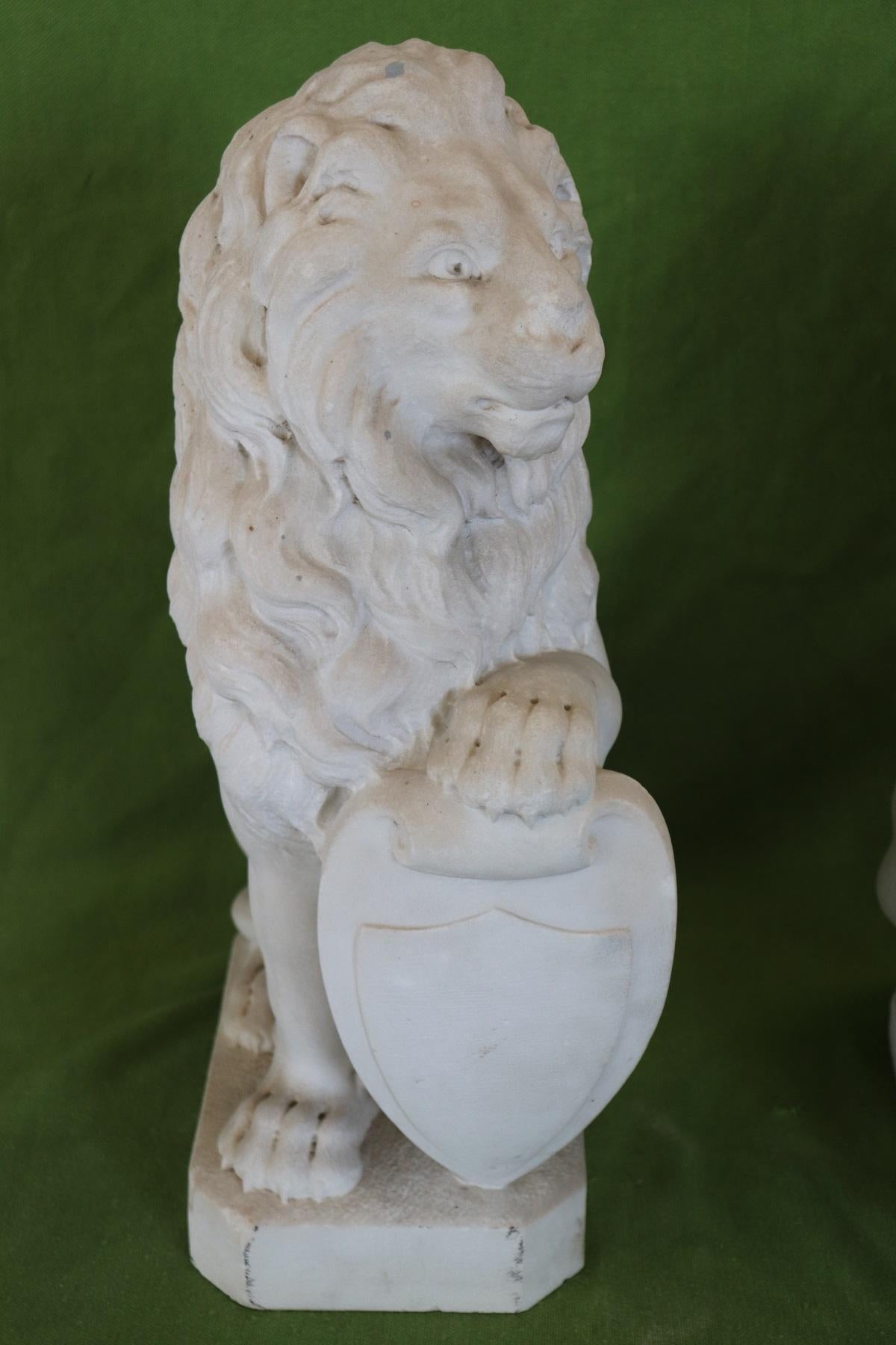 Refined sculpture in Italian white Carrara marble pair of lions dating back to the end of the 19th century. Performed with great artistic skill to note the details of the mane of lions and muscles. The lions are represented in their pride while