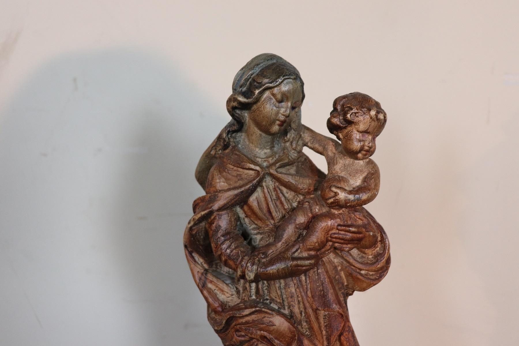 19th Century Italian Sculpture Madonna with Child in Carved Wood In Excellent Condition In Casale Monferrato, IT