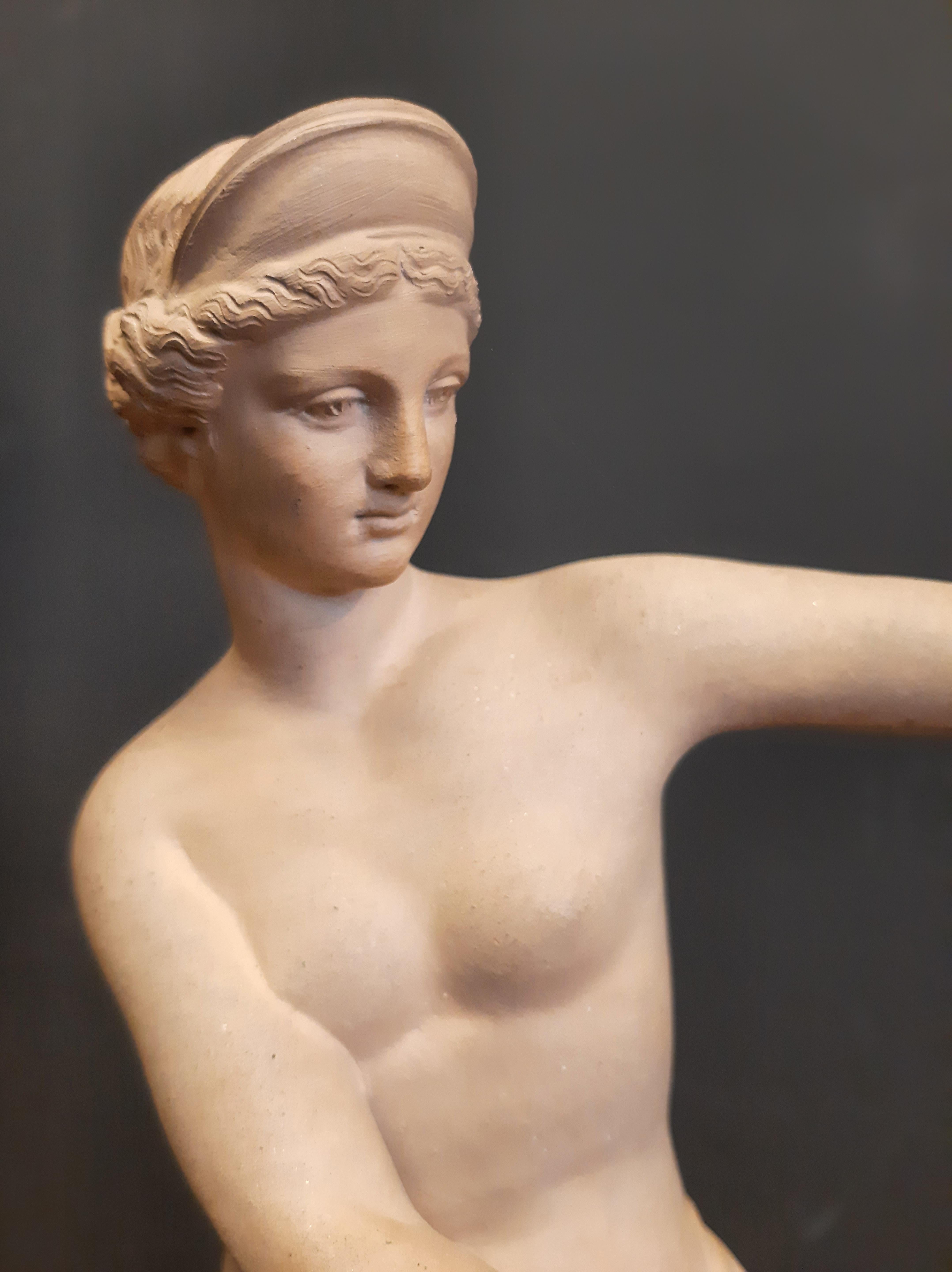 19. Jahrhundert, Italienische Terrakotta-Skulptur der Venus mit einer Perle aus der Fonderia Chiurazzi

Nach der berühmten Venus von Capua 

Ihr verdrehter Oberkörper, von der Taille abwärts in Stoff gehüllt, mit angewinkelten Beinen, hält sie