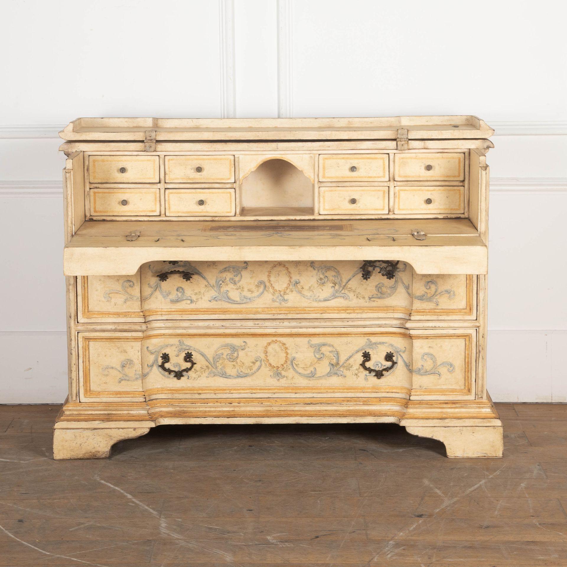 Secretaire italiano del XIX secolo.
Un mobile segreto proveniente da una grande villa di Firenze. Realizzato all'inizio del XIX secolo, si presenta come un mobile/cassettiera (i due cassetti inferiori sono effettivamente cassetti). 
Molto pesante,