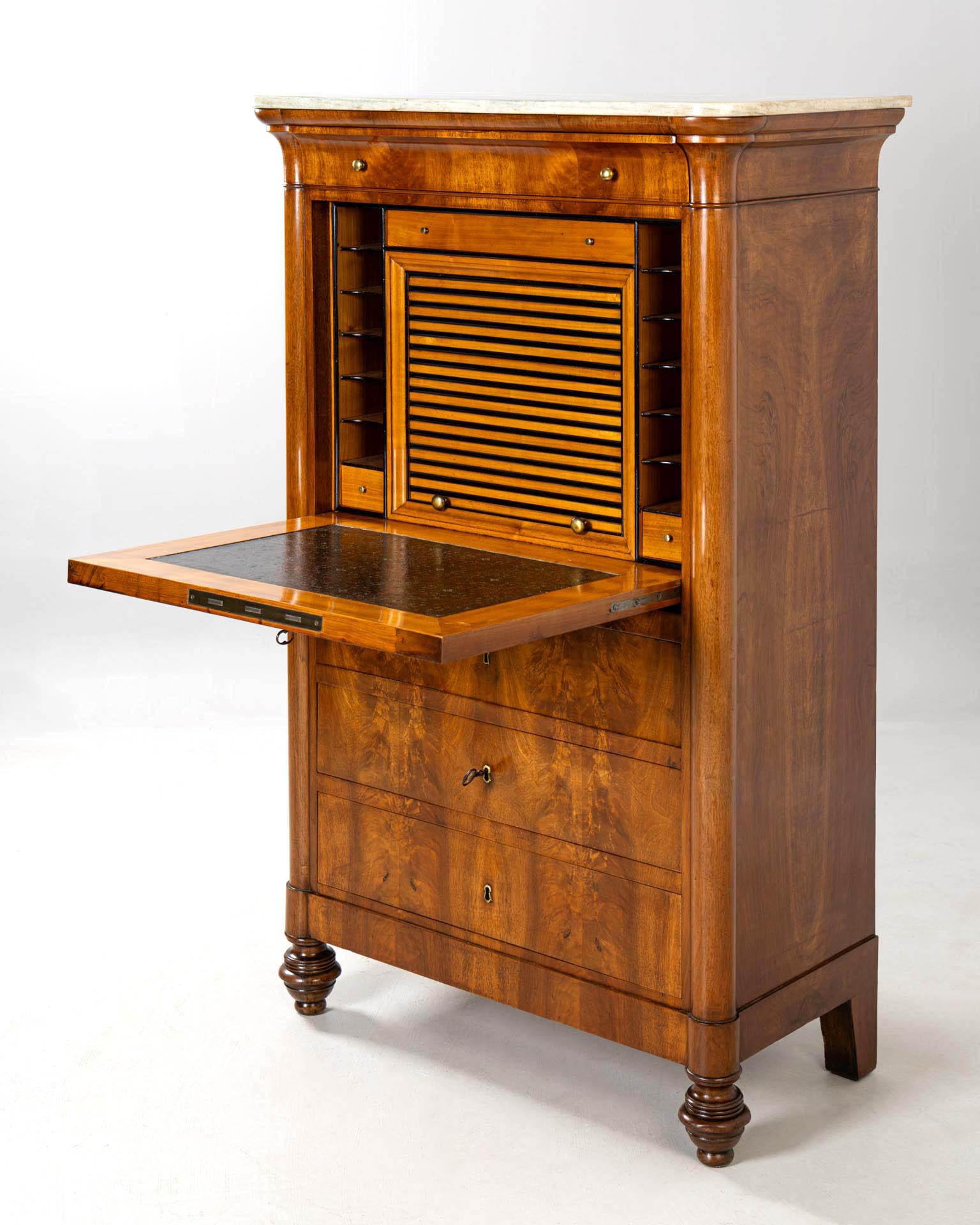 Rarísima secretaria Biedermeier con caja fuerte

Norte de Italia
Nogal y otros
hacia 1840

Dimensiones: Alto x Ancho x Fondo: 154 x 98 x 49 cm

Descripción:
Secretaria antigua súper rara y fantásticamente conservada con caja fuerte