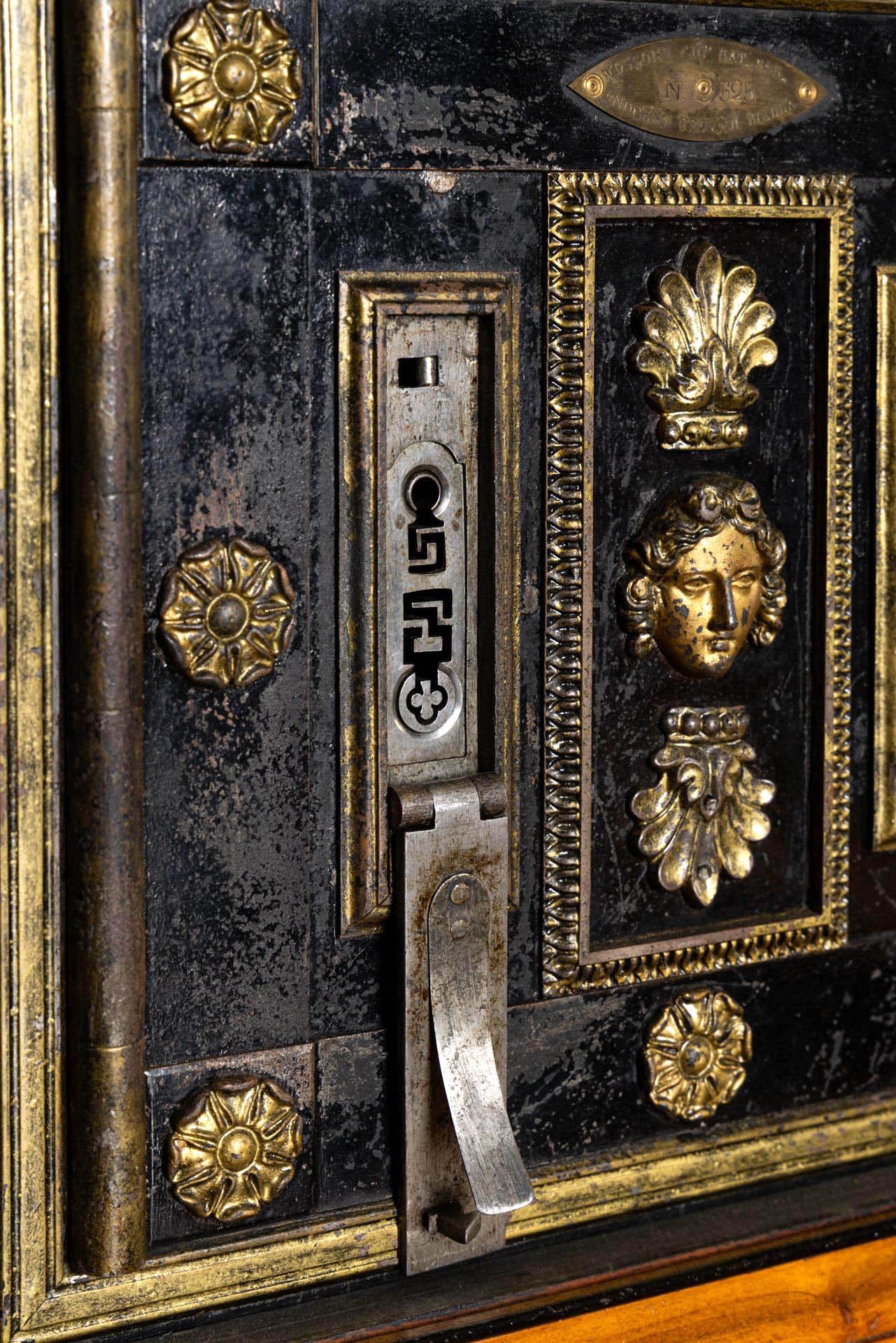 Secretaire italiano del siglo XIX con caja de seguridad, hacia 1840 en venta 1