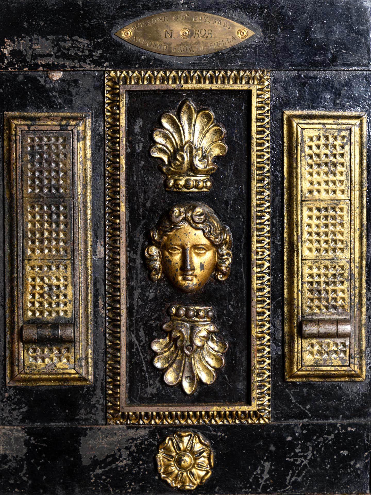 Secretaire italiano del siglo XIX con caja de seguridad, hacia 1840 en venta 2