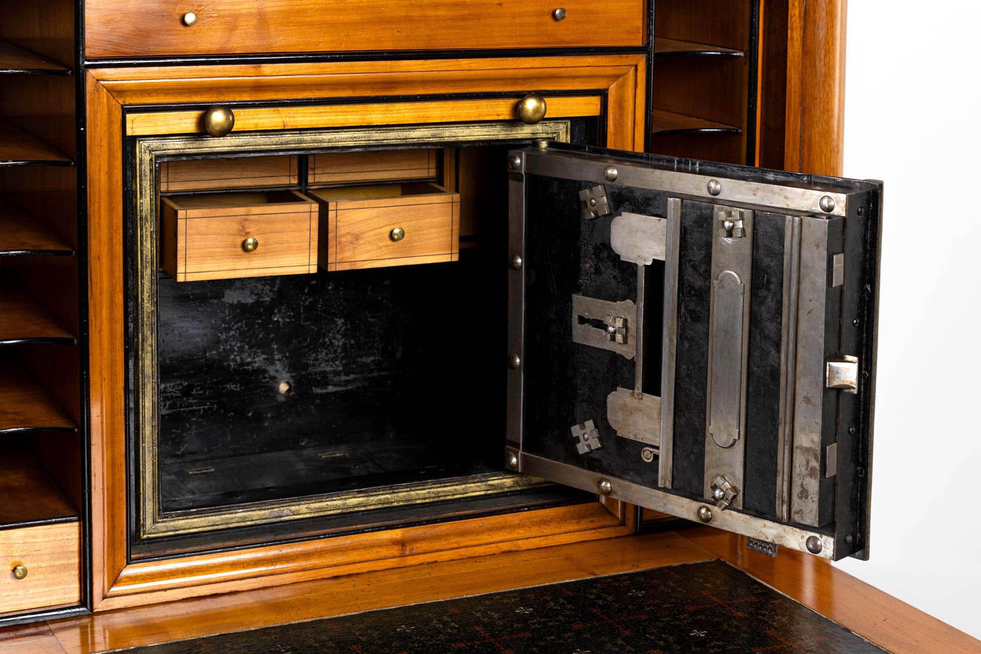 Secretaire italiano del siglo XIX con caja de seguridad, hacia 1840 en venta 3