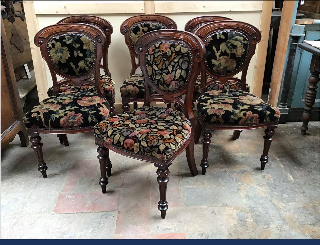 19th century Italian set of 6 mahogany dining chairs with original velvet fabric, 1890s.