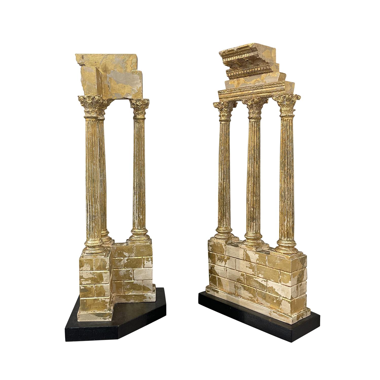 Un ensemble italien ancien de modèles Grand Tour, fragments du temple de Castor et Pollux en pierre dorée travaillée à la main, en bon état. Les colonnes détaillées reposent sur une base rectangulaire. Usure conforme à l'âge et à l'utilisation.
