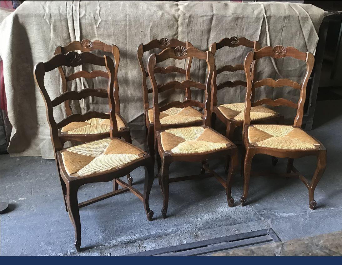 Juego italiano del siglo XIX de seis sillas de comedor con asiento de paja, años 1890.