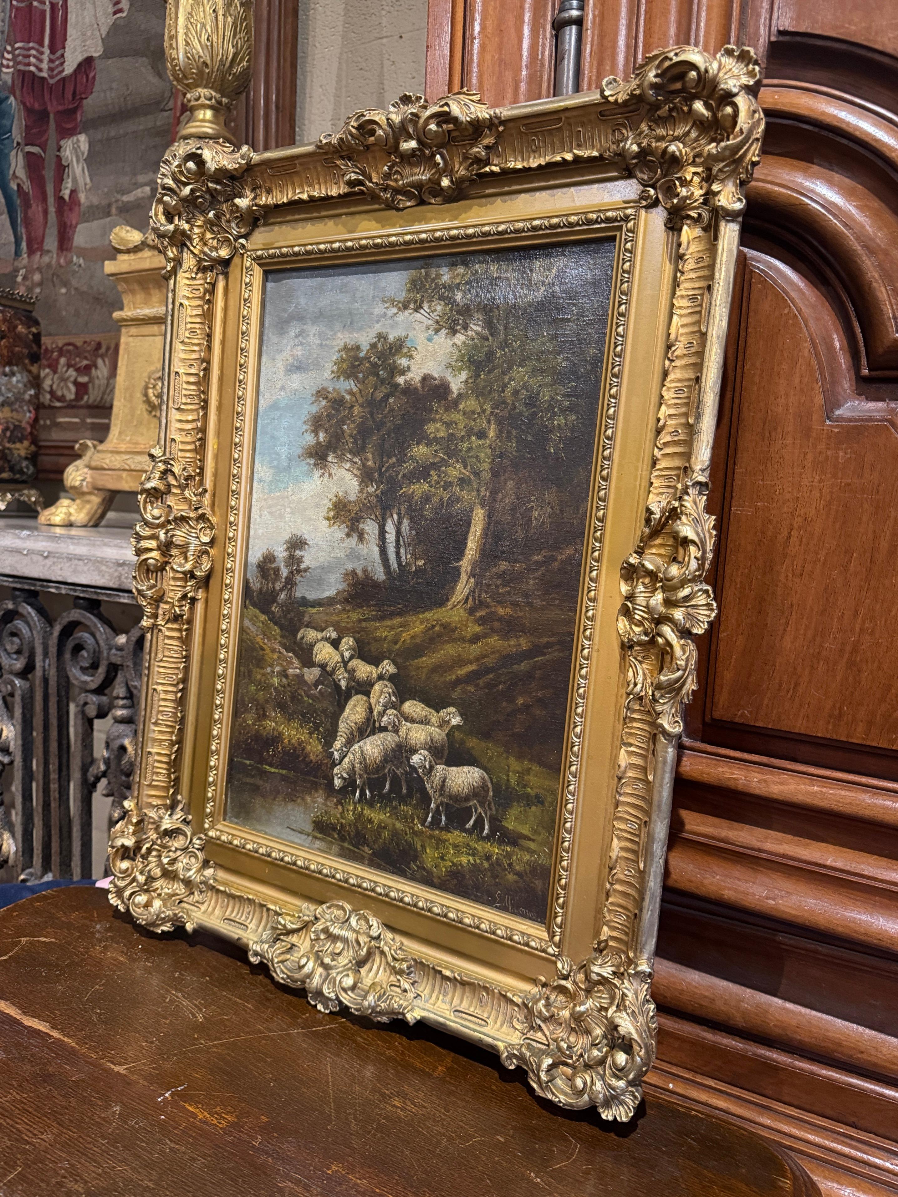 Decora un ufficio o uno studio con questo bellissimo quadro pastorale antico. Dipinto a mano in Italia intorno al 1870, il quadro raffigura un tranquillo paesaggio di campagna con un gregge di pecore al pascolo in un prato rigoglioso. Lo sfondo è