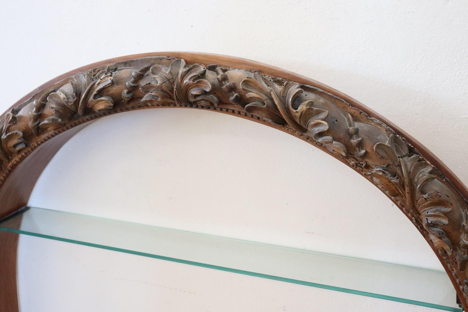 Raros estantes de cristal italiano, década de 1850 Vintage usado en buen estado. E quipado con un hermoso marco de nogal finamente tallado. Nota muy importante el marco debe estar empotrado en la pared.
  