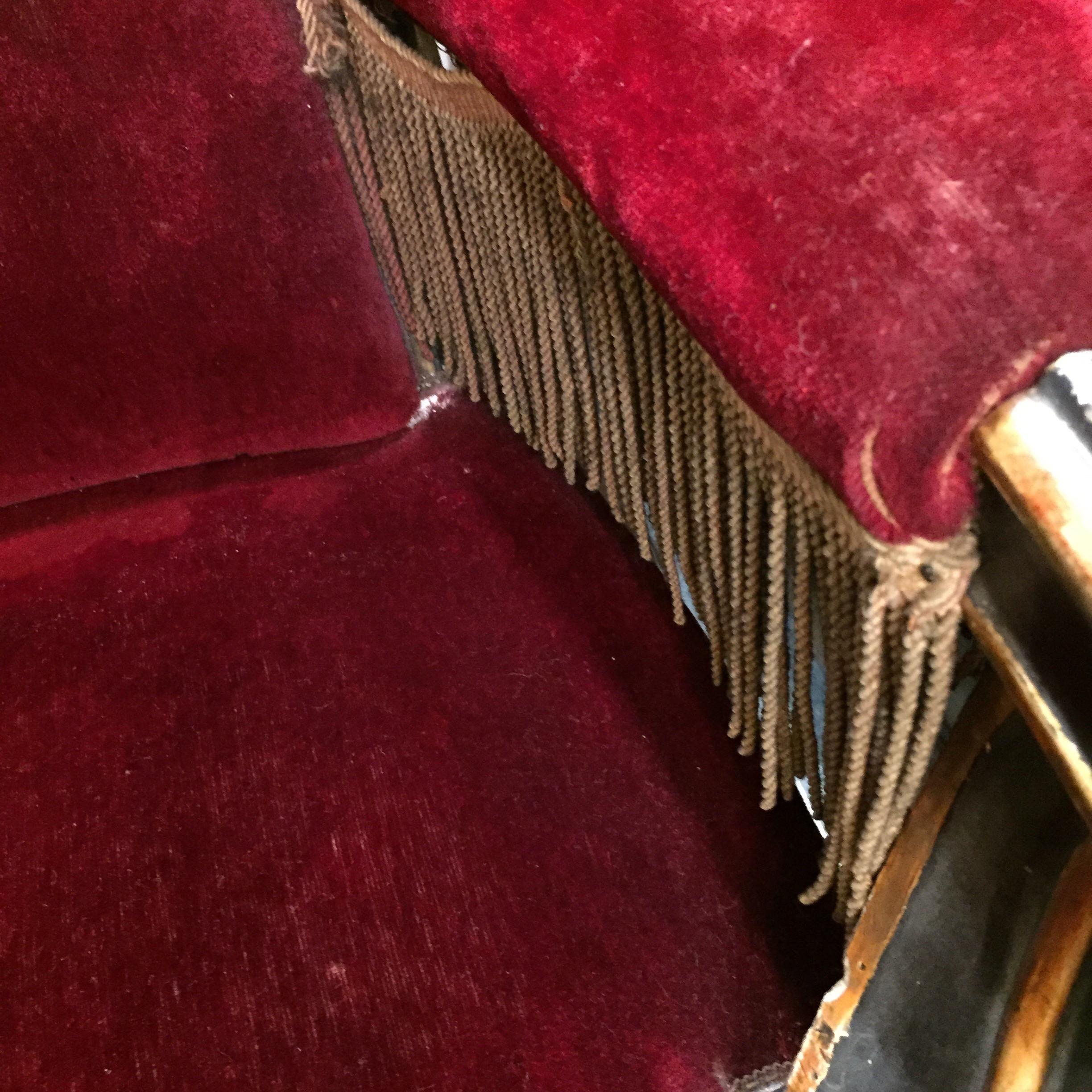 Fauteuil sicilien italien du 19ème siècle et repose-pieds en velours rouge doré en vente 7