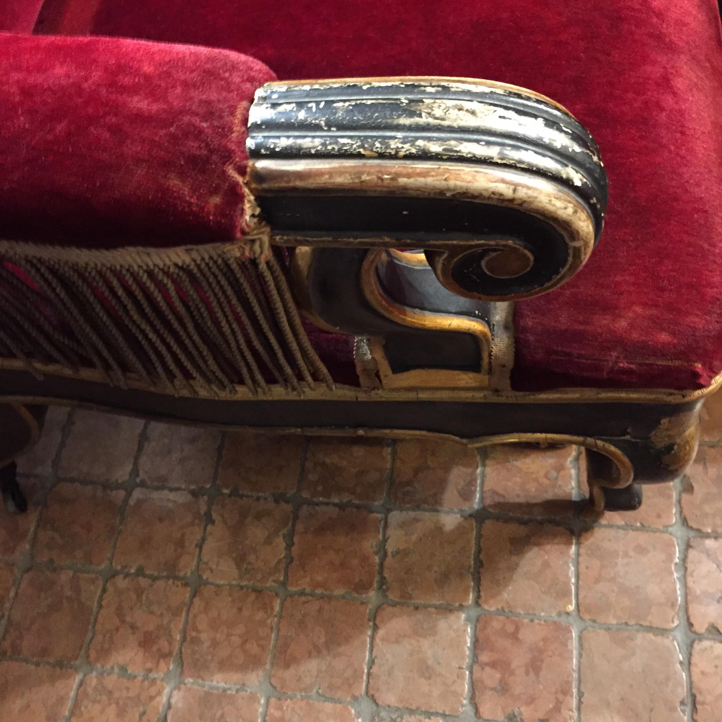 Fauteuil sicilien italien du 19ème siècle et repose-pieds en velours rouge doré en vente 9