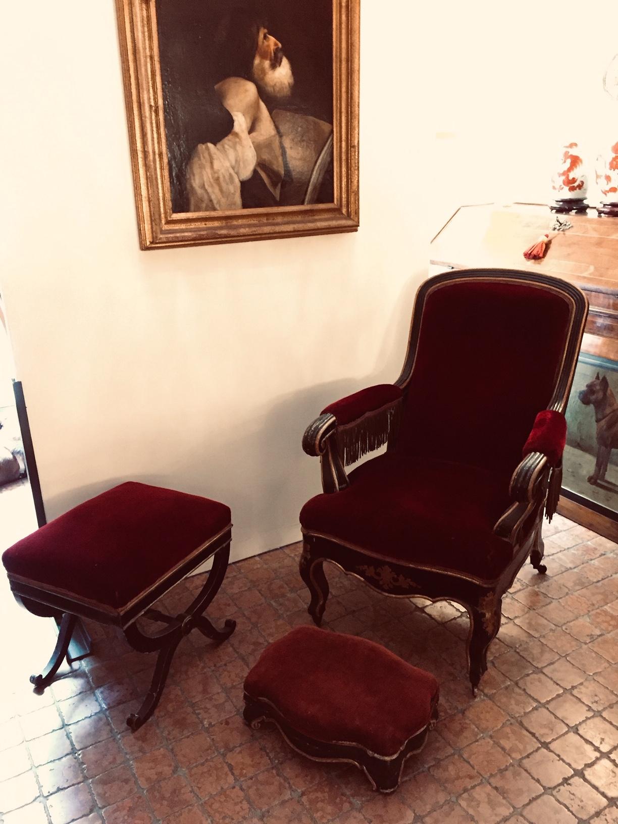 Fauteuil sicilien italien du 19ème siècle et repose-pieds en velours rouge doré en vente 2