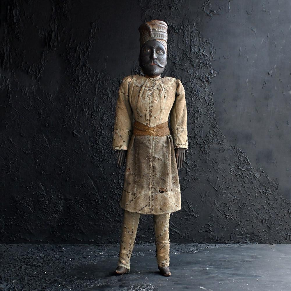 Italienische / sizilianische große handgefertigte Marionette aus dem 19.  

In der seltenen Form eines arabisch gekleideten Herrn mit langem, hochgezogenem Schnurrbart. Der Kopf, die Hände und die Füße sind handgeschnitzt und tragen noch die
