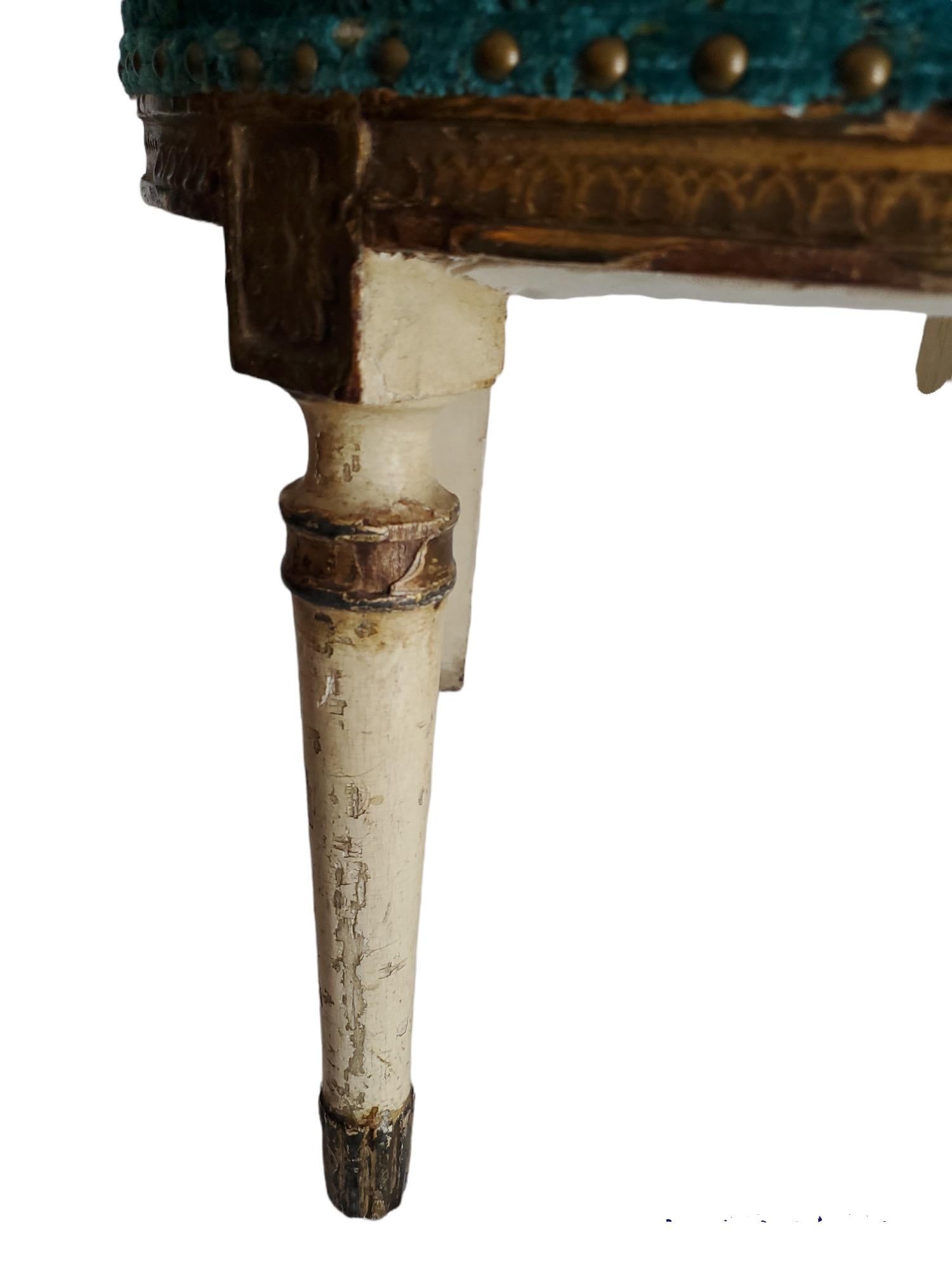 Chaises basses italiennes peintes du début du XIXe siècle.  Nouvellement tapissé en velours aqua.  Motif de guirlande de fleurs et d'urne.