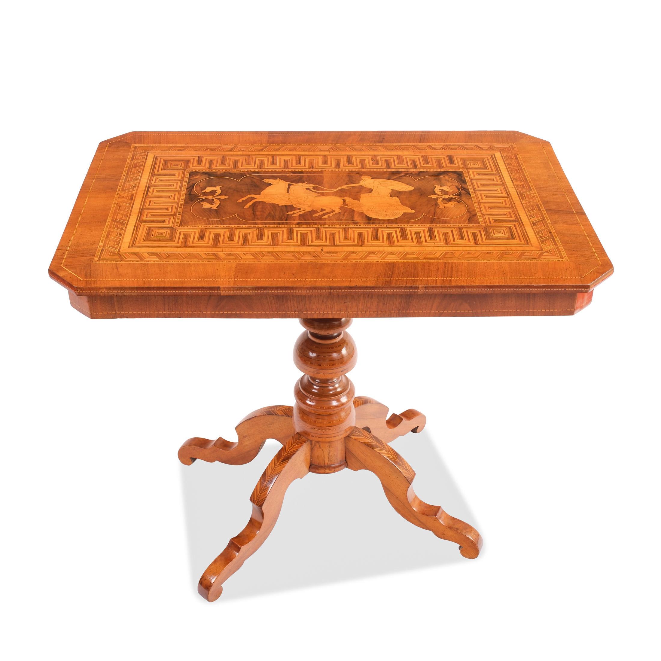Table d'appoint

Lombardie, vers 1860/70, plateau rabattable, placage et marqueterie de noyer et de divers bois précieux, motif central avec course de char antique, motifs floraux et figuratifs, base à colonne centrale avec support à 4 passes,
