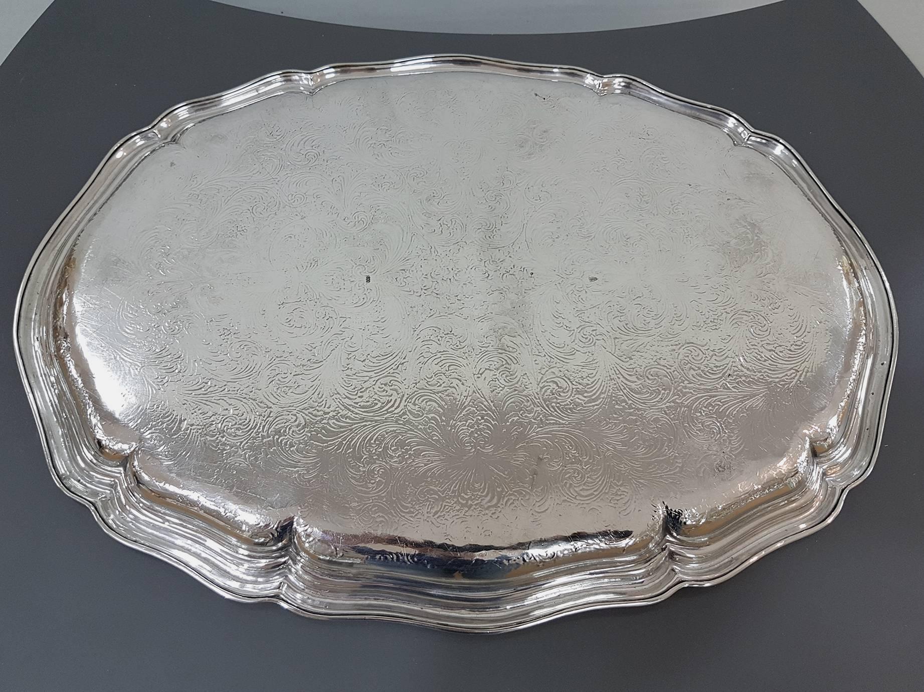 Bandeja barroca ovalada de plata italiana del siglo XIX, completamente grabada a mano Bruñido en venta