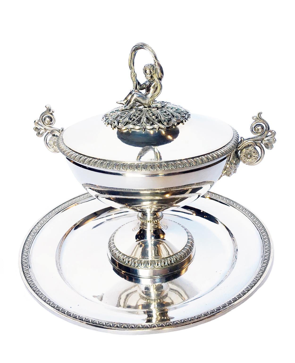 Silversmith L. B.
Small silver soup tureen or puerperal cup with plate and lid
Milan, around 1830
Height 19.5 cm (7.67 in) - diameter 21.7 cm (8.54 in)
lb 2.14 (kg 0.97)
State of conservation: slight use defects and a dent on the plate.

From about