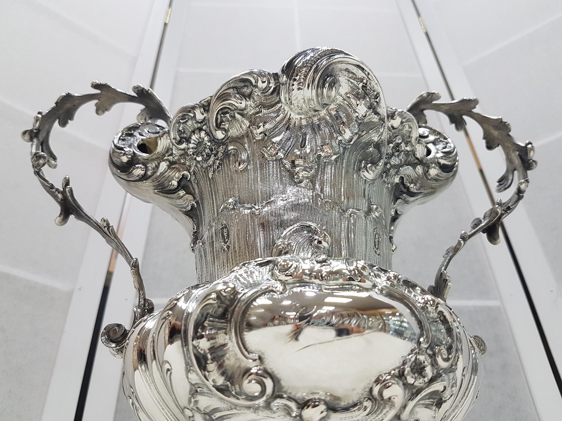 Italienische Silbervase des 19. Jahrhunderts im Barocco-Stil mit Henkeln und vergoldeter Innenseite im Angebot 8