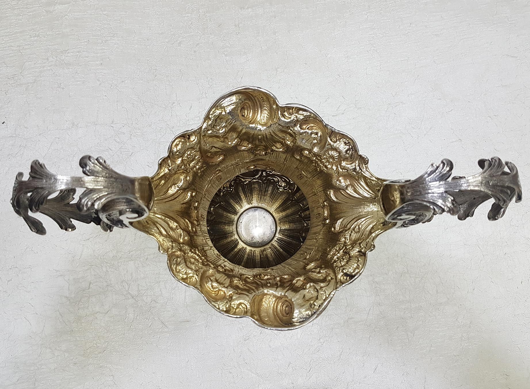 Italienische Silbervase des 19. Jahrhunderts im Barocco-Stil mit Henkeln und vergoldeter Innenseite im Angebot 1