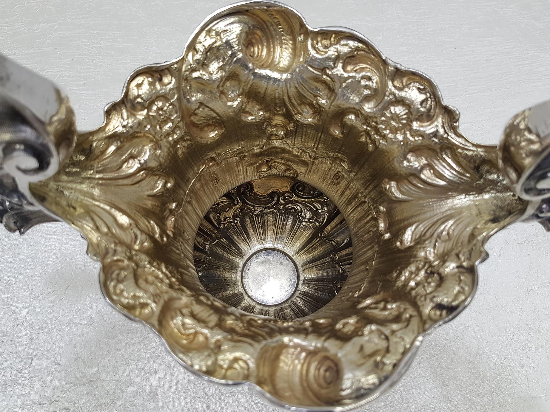 Italienische Silbervase des 19. Jahrhunderts im Barocco-Stil mit Henkeln und vergoldeter Innenseite im Angebot 2