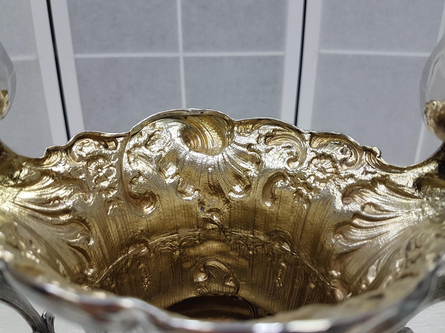Vase en argent italien du 19e siècle de style Barocco avec poignées et intérieur doré en vente 1